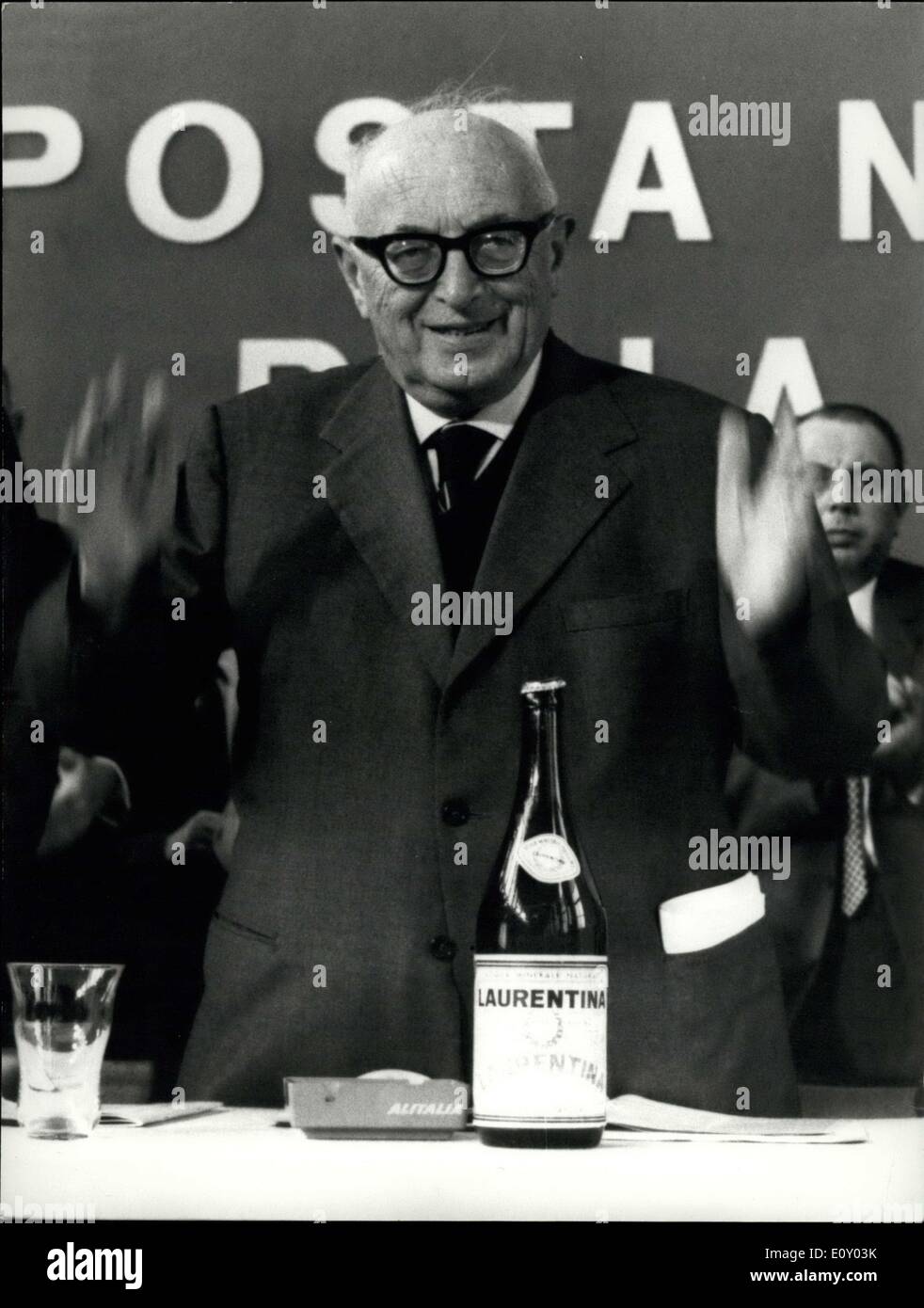 Apr. 12, 1968 - Il Vice Primo Ministro Pietro Nenni, 77-anno-vecchio, openede convention nazionale del socialismo unificato, riuniti a Roma per concertare la loro campagna piattaforma per il Maggio 19 elezione. Foto Stock