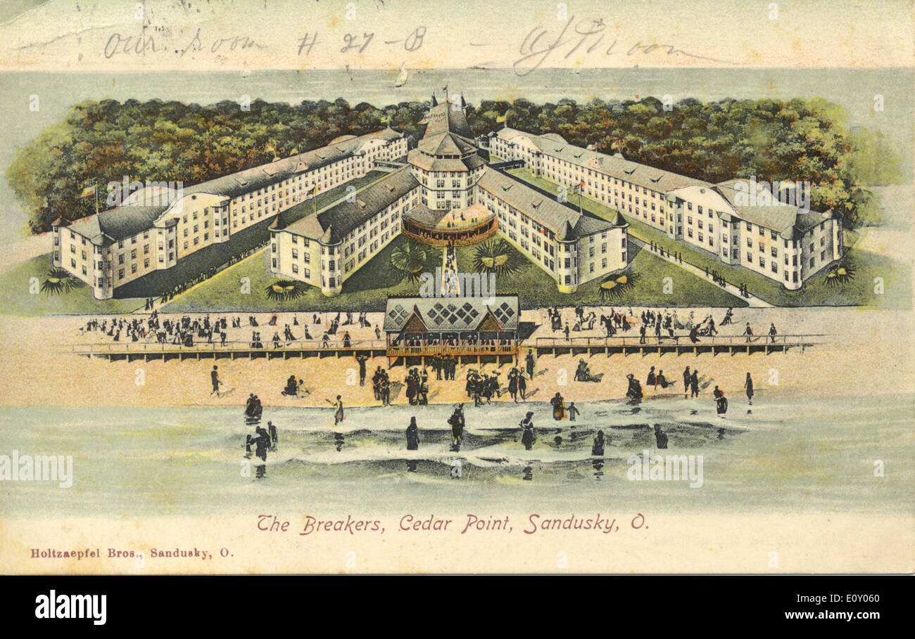 Questa fotografia aerea cattura l'area di Breakers Beach in Ohio, concentrandosi sul resort di Cedar Point. L'immagine mette in evidenza il paesaggio costiero, i resort e il lungomare, popolare per il loro valore ricreativo e la vicinanza al lago Erie. Foto Stock