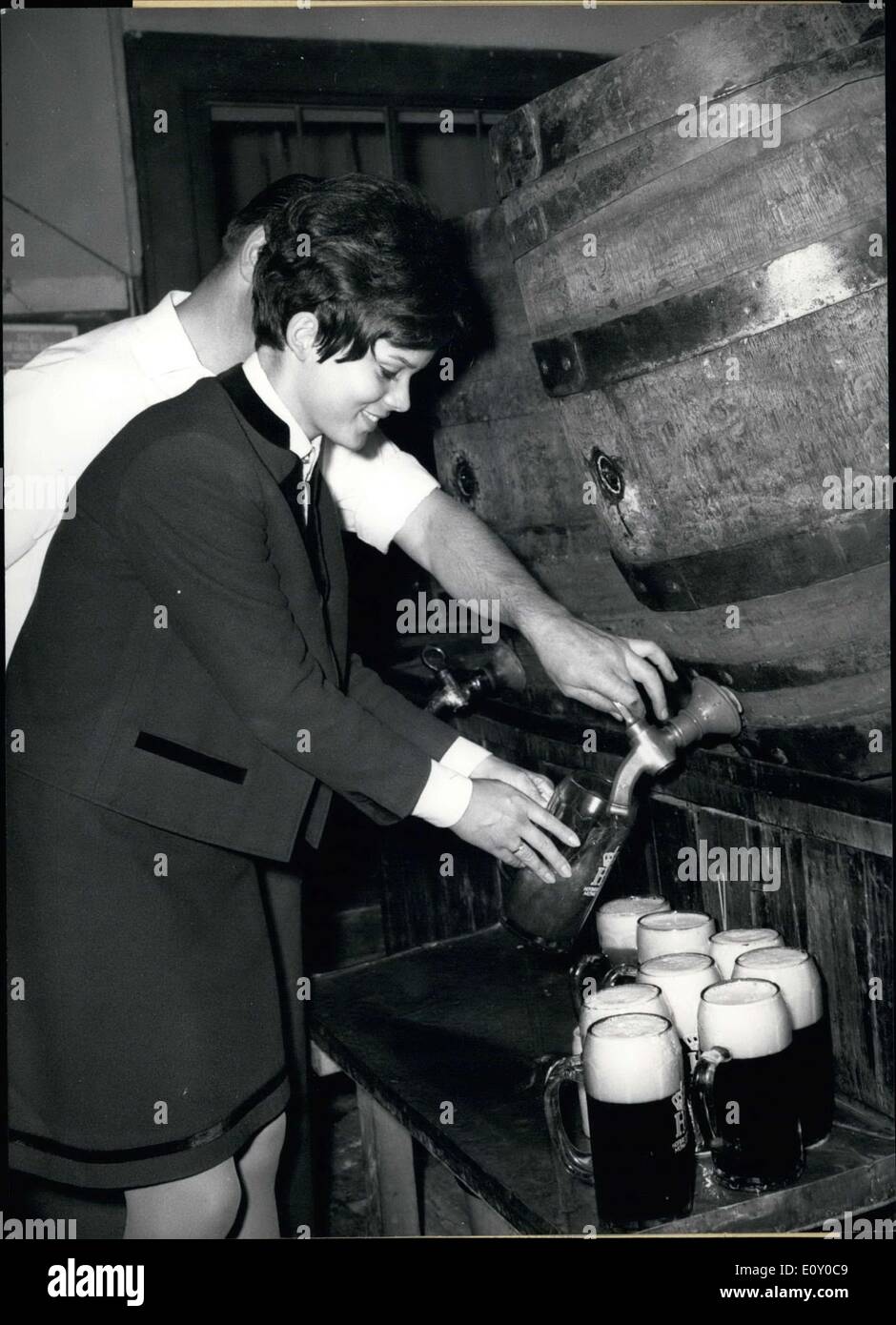 Apr. 25, 1968 - Uschi Glas non vuole solo provare la birra, Ella ha voluto mettere alla prova il meccanismo per la mescita della birra pura. Qui ella è in corrispondenza di una barra con il famoso ''Maibock'' o ''May Brew. Foto Stock