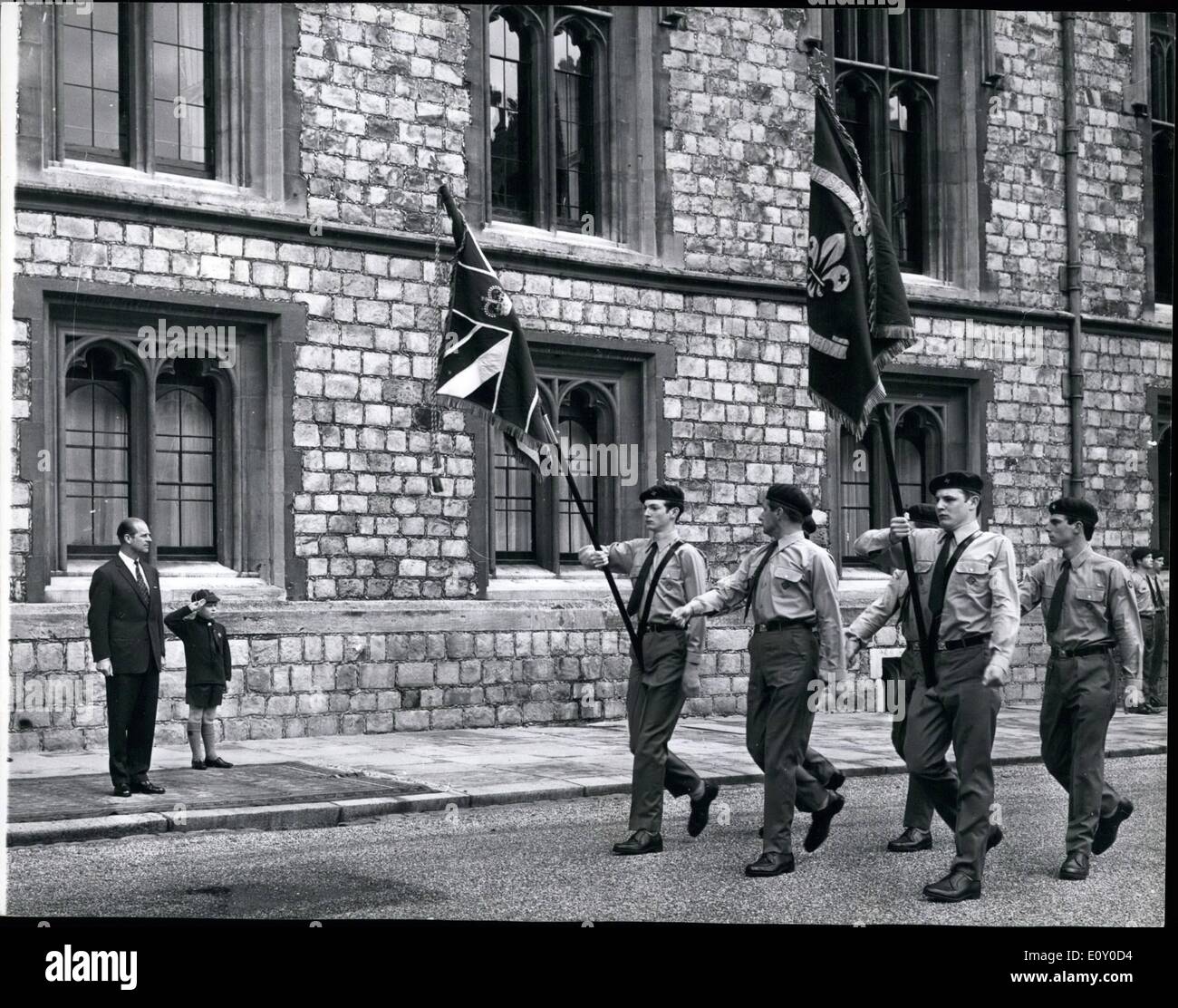Apr. 29, 1968 - 29 aprile 1968 il principe Andréj in Cub è uniforme. - Otto anni il principe Andréj, rivestito in questo cub scout, uniforme e suo padre, il Principe Filippo, prendere la salute durante la marcia del passato di Queen's scout a loro St. George's Day Parade, nel quadriportico al Castello di Windsor, ieri. Foto Stock