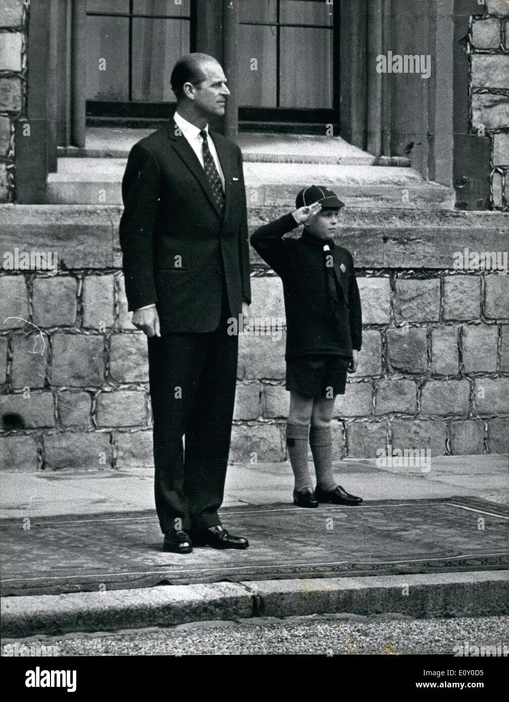 Apr. 29, 1968 - Aprile 29th, 1968 il principe Andréj prende di saluto. - Otto anni il principe Andréj, indossa il suo Cub Scout uniforme, sta con il suo padre, il Principe Filippo come prendono la salute nel marzo del passato del Queen's Scout durante il loro St. George's Day Parade di quadrangolo al Castello di Windsor, ieri. Foto Stock
