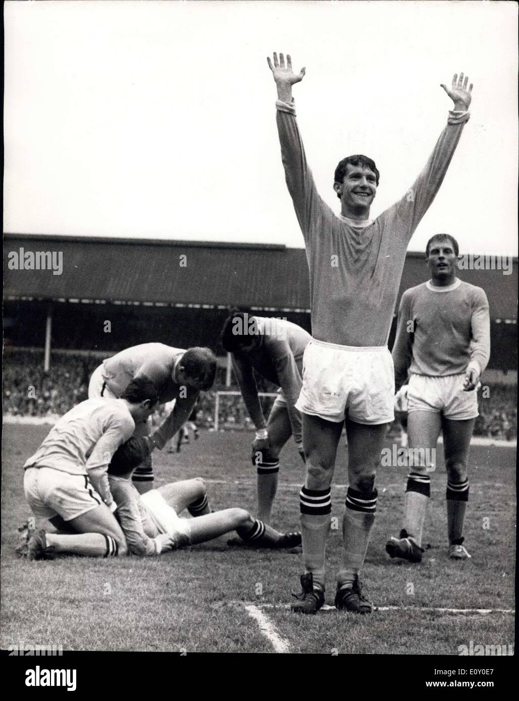 Maggio 04, 1968 - TOTTENHAM V. il Manchester City a White Hart Lane. La foto mostra: DOYLE di Manchester City, jubilantly sollevare Foto Stock
