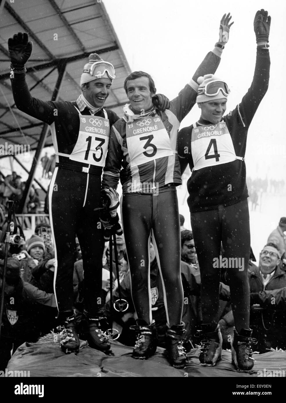 Feb 03, 1968; Grenoble, Francia; lo sciatore francese Jean Claude Killy (3) celebrare per la sua seconda medaglia d'oro. Accanto a lui sono Foto Stock