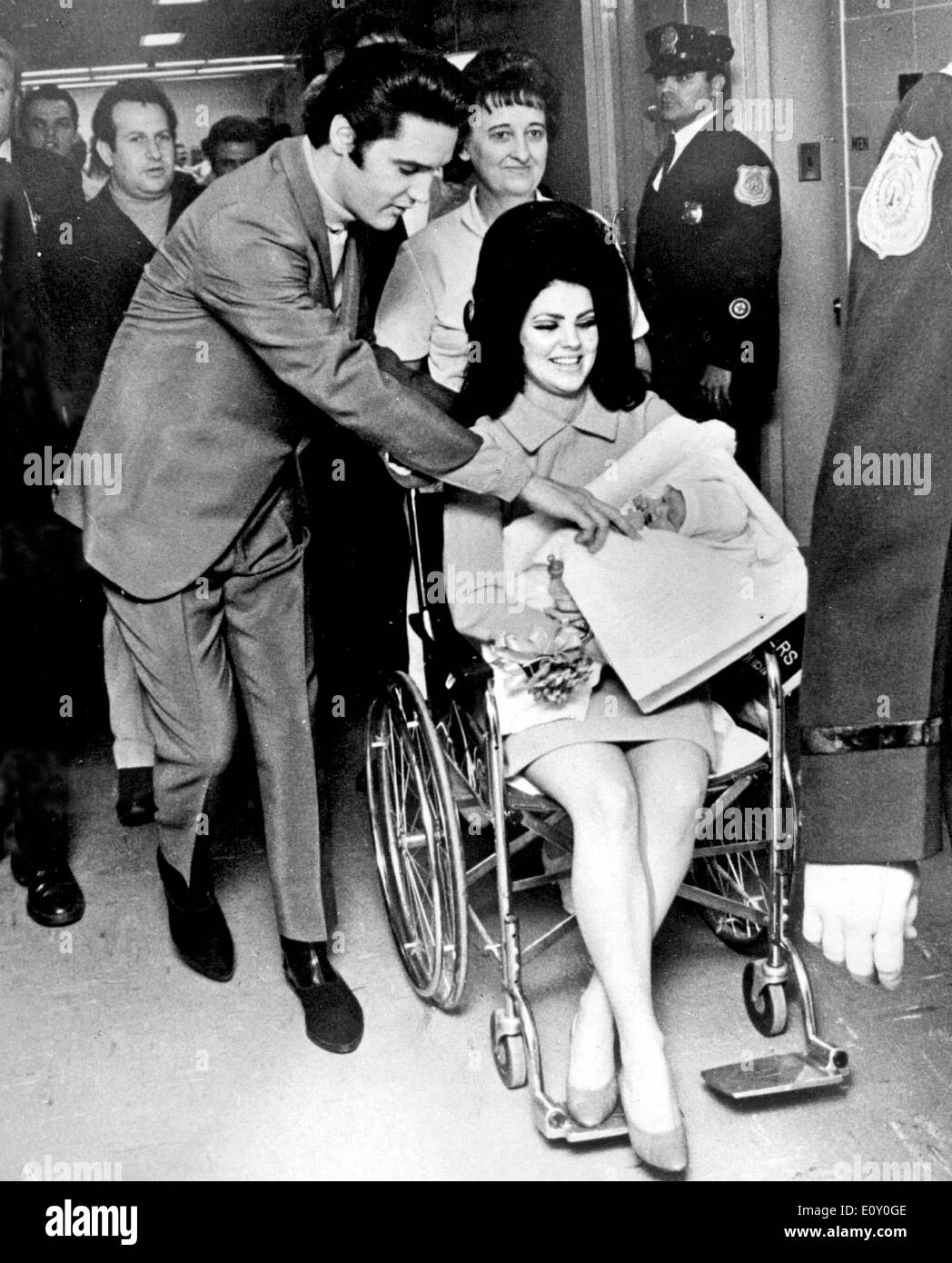 Il cantante Elvis Presley e la moglie Priscilla a portare a casa la figlia del neonato Foto Stock