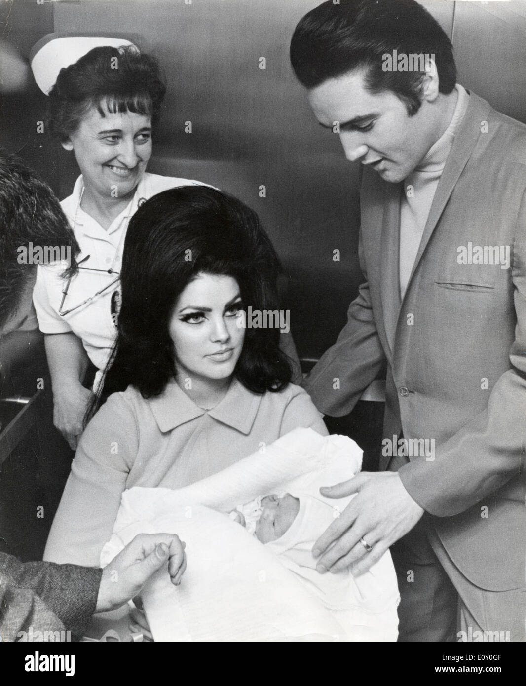 Il cantante Elvis Presley e la moglie Priscilla a portare a casa la figlia del neonato Foto Stock
