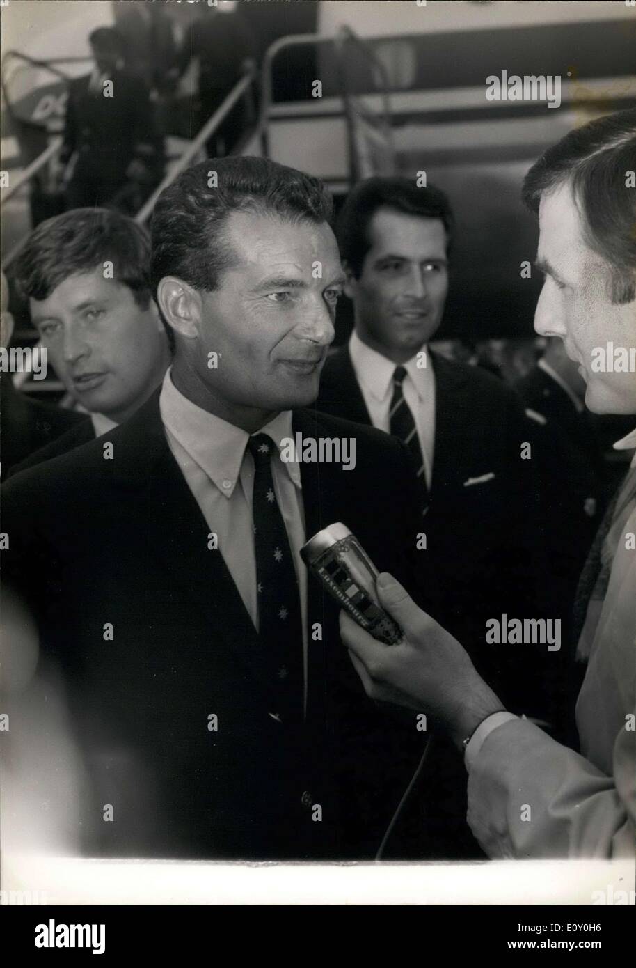 Febbraio 13, 1968 - famoso velista Eric Tabarly, capitano di ''Pen Suick III'', arrivati in aeroporto di Bourget martedì da Noumea. (La sua barca, che è a bordo di un francese di nave da carico in Australia, arriverà nel giro di pochi giorni.) Egli è raffigurato essendo intervistato da un giornalista. Due media dal suo equipaggio sono in piedi dietro di lui, Yves Guegan e Olivier de Kersauzon. Foto Stock