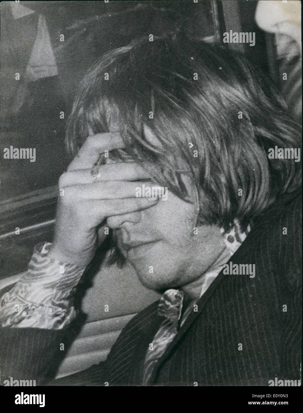 Maggio 05, 1968 - Rolling Stone arrestato. Brian Jones faccia carica di droga: Pop Star Brian Jones dei Rolling Stones, era stato arrestato presso il suo Chelsea appartamento oggi e prese per la stazione di polizia locale e caricata con il possesso di un quantitativo di cannabis sotto il pericoloso atto di farmaco. È comparso in tribunale a Marlborough Street più tardi. Quattro ufficiali, tra cui una donna detective, è andato al suo appartamento appena dopo le ore 7. Essi avevano un mandato di perquisizione e dopo aver ispezionato la piana, ha preso il via con una sostanza per prove forensi. Brian Jones era sola nella piana che è uno al terzo piano, quando il detective chiamato Foto Stock