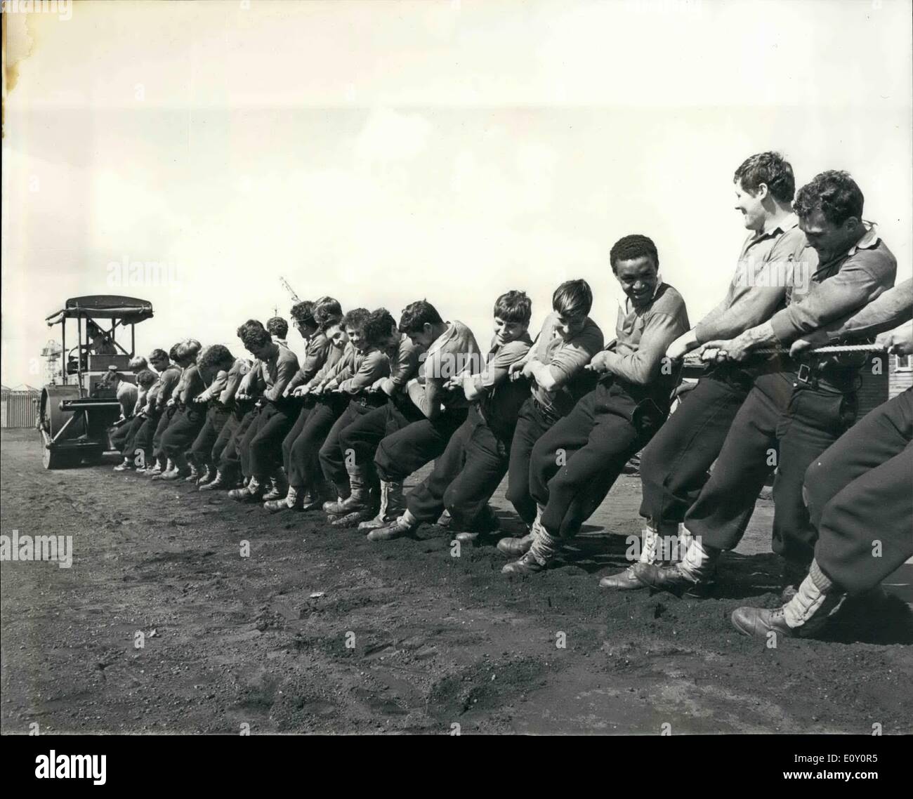Maggio 05, 1968 - Campo di pistola crew at H.M.S drake prendere su dieci ton rullo su strada nel tiro della fune corrispondono: Devonport campo al di fuori della loro fine settimana di sessione di formazione con un rimorchiatore di guerra contro una decina di ton rullo su strada. Il rullo viene mantenuto vicino a rotolare il campo di allenamento dopo ogni esecuzione, e ieri dopo una normale formazione finito il No.1 trainer, P.O (PTI) 'sandy' Powell, entrato nel sedile di guida e sfidato i ragazzi. Circa due dozzine di utensile fino alla fune e trascinato il rullo indietro facilmente (o almeno sembrava facile) Foto Stock Maggio 05, 1968 - Campo di pistola crew at H.M.S drake prendere su dieci ton rullo su strada nel tiro della fune corrispondono: Devonport campo al di fuori della loro fine settimana di sessione di formazione con un rimorchiatore di guerra contro una decina di ton rullo su strada. Il rullo viene mantenuto vicino a rotolare il campo di allenamento dopo ogni esecuzione, e ieri dopo una normale formazione finito il No.1 trainer, P.O (PTI) 'sandy' Powell, entrato nel sedile di guida e sfidato i ragazzi. Circa due dozzine di utensile fino alla fune e trascinato il rullo indietro facilmente (o almeno sembrava facile) Foto Stock