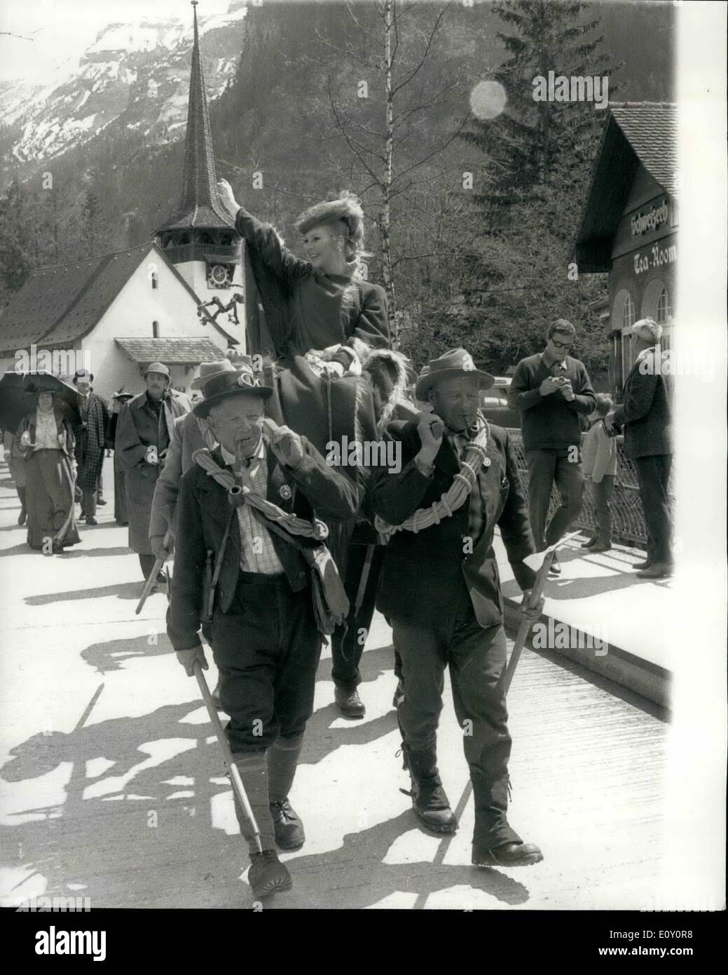 Maggio 05, 1968 - Sherlock Holmes società in Svizzera: Membri della Sherlock Holmes Society di Londra sono in Svizzera su un incidente-pranzo nt disposti dal Fondo Nazionale Svizzero per la Tourist office ''Ho sulle orme di Sherlock Holmes''. Sir Paul Gore-Booth, capo del Servizio diplomatico, entrato a far parte del partito e in seguito ha assunto il ruolo di Sherlock Holmes da Anthony Howlett per il fatidico incontro con il suo arco-nemico Moriarty a cascate di Reichenbach. Mostra fotografica di Irene Adler è trasportato a mano barrow al ''Ritter'' guest house a Kanderstag. Foto Stock