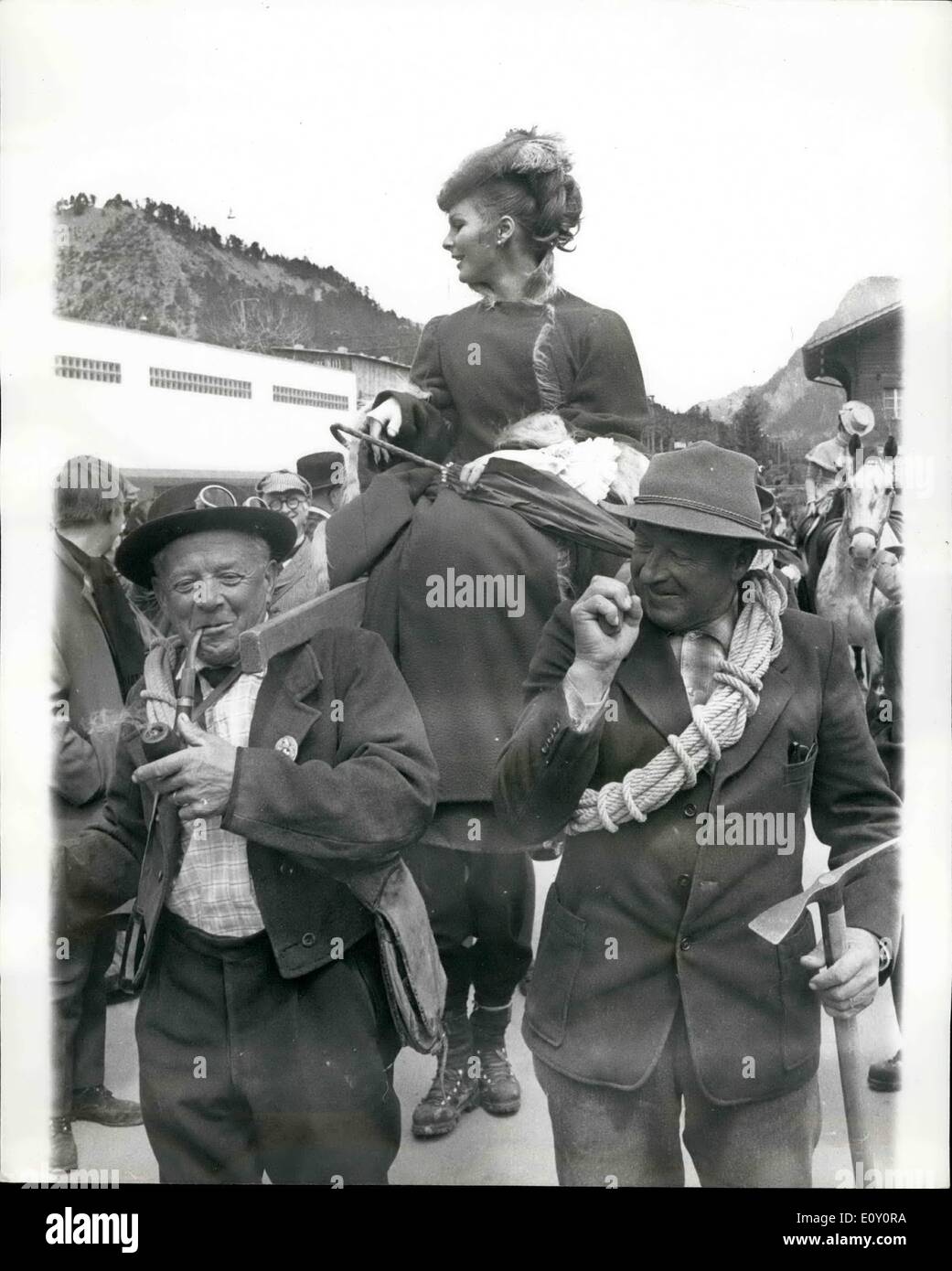 Maggio 05, 1968 - Sherlock Holmes società in Svizzera: Membri della Sherlock Holmes Society di Londra sono in Svizzera su un incidente-pranzo janat disposti dal Fondo Nazionale Svizzero per la Tourist office ''sulle orme di Sherlock Holmes''. Sir Paul Gore-Booth, capo del Servizio diplomatico, entrato a far parte del partito e in seguito ha assunto il ruolo di Sherlock Holmes da Anthony Howlett per il fatidico incontro con il suo arco-nemico Moriarty a cascate di Reichenbach. Mostra fotografica di Irene Adler è trasportato a mano barrow al ''Ritter'' guest house a Kanderstag. Foto Stock