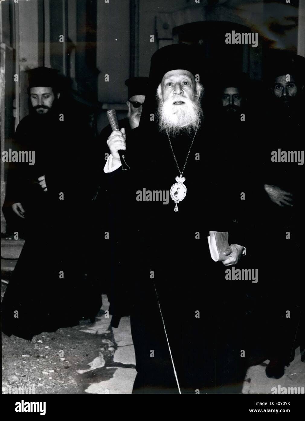 Mar 03, 1968 - Il governo nazionale ha tra le sue altre attività intraprese la liquidazione della Chiesa Greco Ortodossa come pure che i suoi vari dirigenti hanno, durante gli ultimi anni, portò giù al ridicolo standard, quindi un Alta Corte Ecclisiastic, sotto il Presidenceship dell Arcivescovo di Grecia, Ieronimos Kotsonis, ha condannato ex Arcivescovo di Grecia Iakovos e presente il Vescovo di Kifissia, di essere privato della sua posizione e il titolo di vescovo della Chiesa greco-ortodossa. Egli è stato accusato di atti non corretto con la sua posizione elevata con la leadership della Chiesa Greca Foto Stock