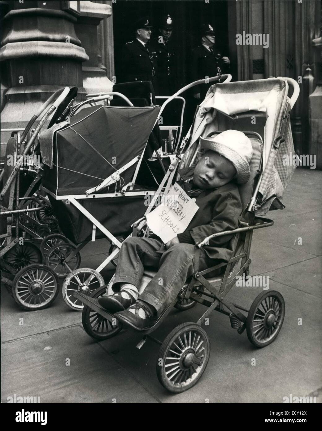 Maggio 05, 1968 - Sotto cinque marzo di Westminster: un gruppo al di sotto di cinque sono state giocando in piazza del Parlamento oggi quando il Co mons era seduta, mentre un altro gruppo, guidati da Miss Joan Lestor, manodopera MP per Eton e Slough, consegnato una lettera e di disegno per bambini al n. 10 Downing Street. Dopo aver tenuto la sua giovane tasse a Downing Street ha ricevuto con l aiuto di un gruppo di bambini e poi le madri e i bambini hanno invaso la lobby per vedere i loro MP. Tutto ciò è parte di una campagna nazionale per ottenere più la scolarizzazione dei bambini sotto i cinque anni di età Foto Stock