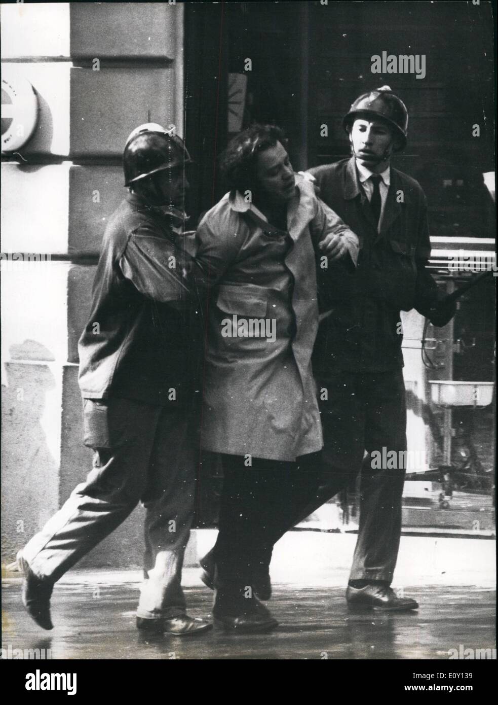 05 maggio 1968 - i moti studenteschi di Parigi: il quartiere latino nel caos di ieri come di migliaia di studenti di Parigi si sono scontrati con la polizia. Mostra fotografica. Un dimostrante arrestato dalla polizia. Foto Stock