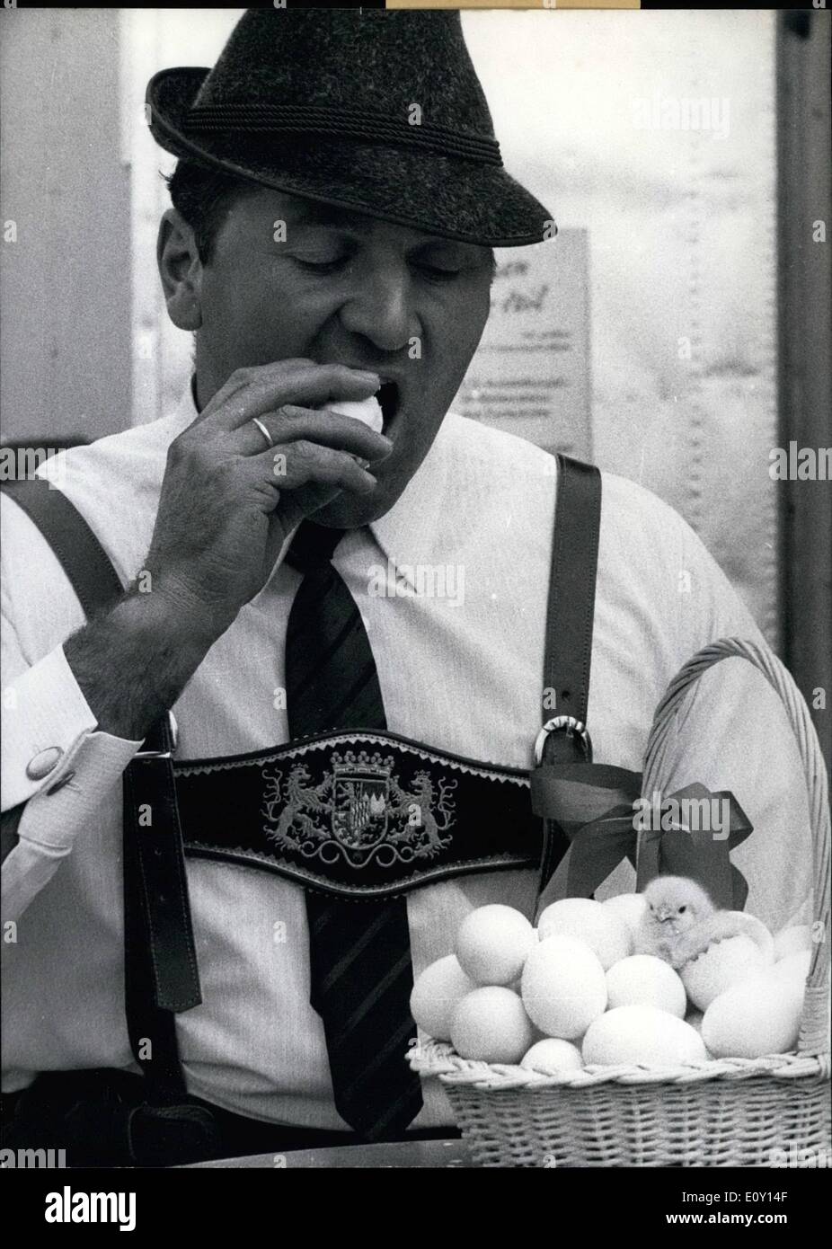 Maggio 05, 1968 - ''mangiare uova è uno sport come qualsiasi altro.'' ''Uovo olimpico di mangiare la concorrenza'' aperto con questo motto nel corso del fine settimana. Sei bavaresi hanno gareggiato per il titolo di Monaco di Baviera. Nella foto: Il vincitore della sfida, Adolf Grennzebach, che mettere via 26 uova in 3 Foto Stock