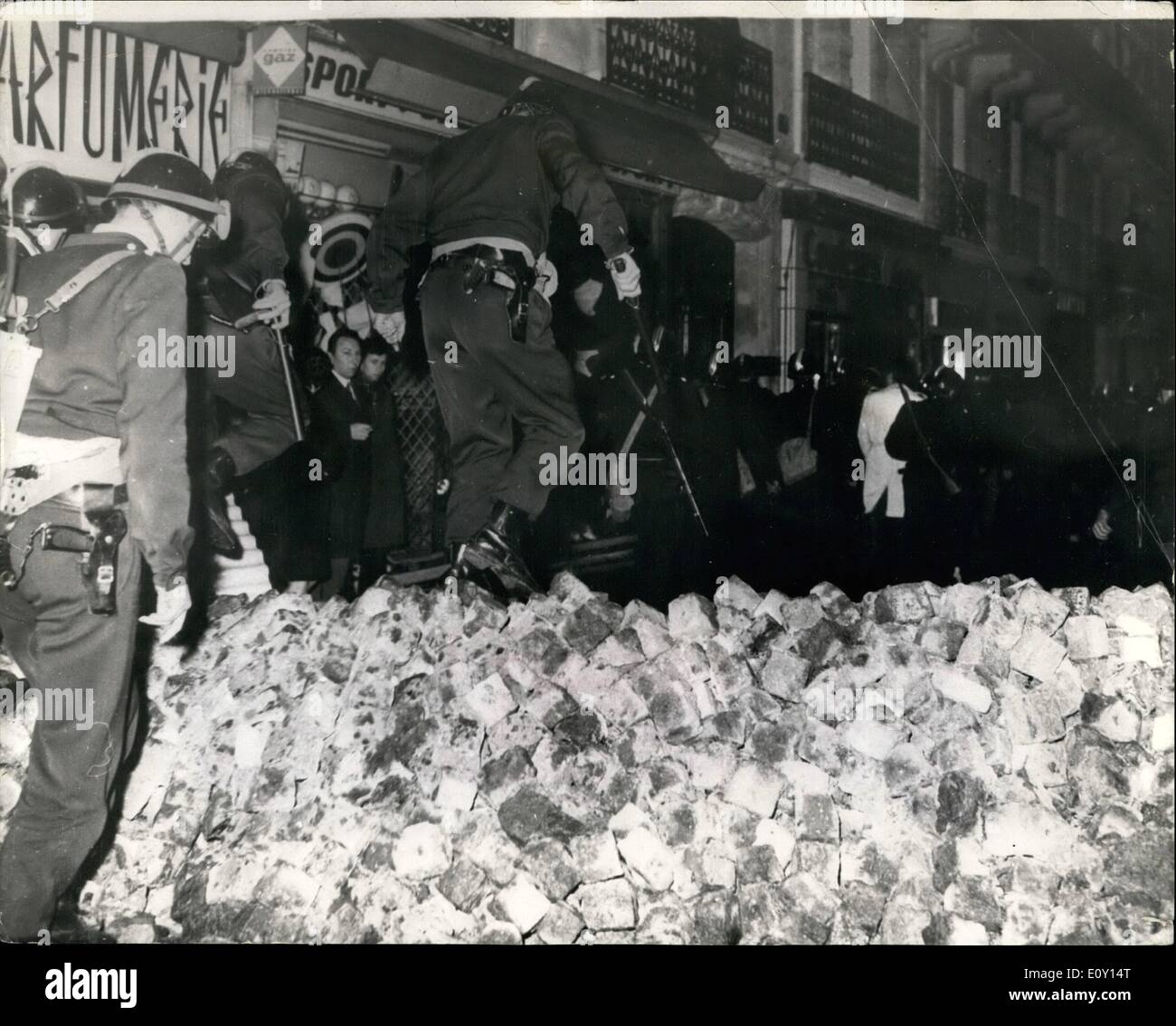 Maggio 05, 1968 - Battaglia dello studente a Parigi. Quasi 30.000 studenti hanno la battaglia con 8.000 polizia durante la notte di venerdì nel Quartiere Latino di Parigi. Gli studenti hanno usato auto come barricate contro la polizia, e oltre un centinaio di auto sono state bruciate durante la battaglia. La foto mostra: Riot Police salto sopra una barriera di pietra, durante la battaglia nel Quartiere Latino di Parigi. Foto Stock