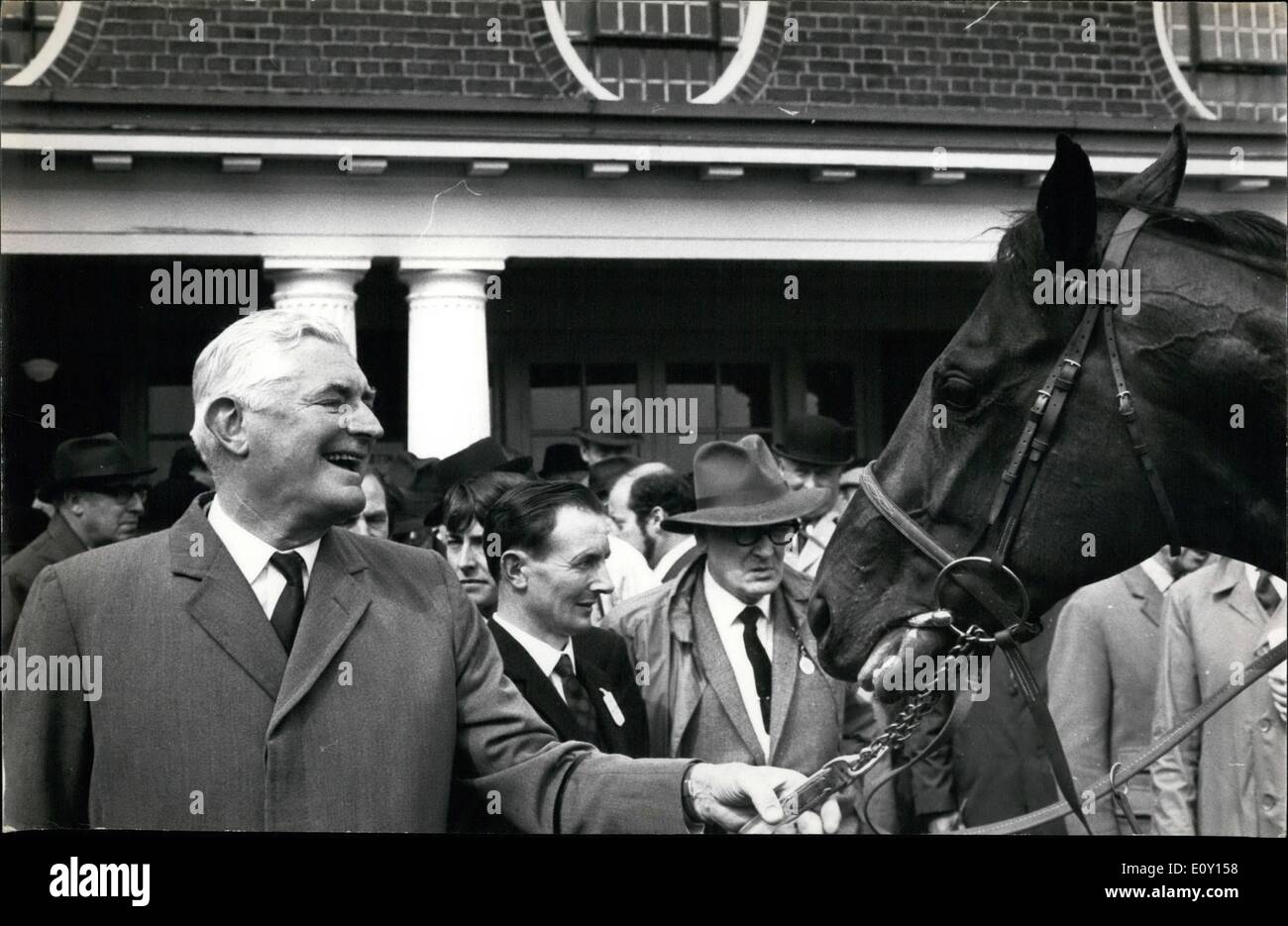 Maggio 05, 1968 - ''Sir Ivor'' vince il 2.000 Guinea: 2.000 Guinea - La prima della stagione di gare classic - è stato vinto a Newmarket oggi da ''Sir Ivor'', cavalcato da Lester Piggett. ''Petingo'' (J.Mercer) era secondo e ''Jimmy Reppin'' (G. Lewis), è terzo. Keystone foto mostra felice proprietario, MR.Raymond ospite, ambasciatore americano a Dublino - visto con il suo cavallo ''Sir Ivor'' nel contenitore unsaddling dopo la gara di oggi. Foto Stock