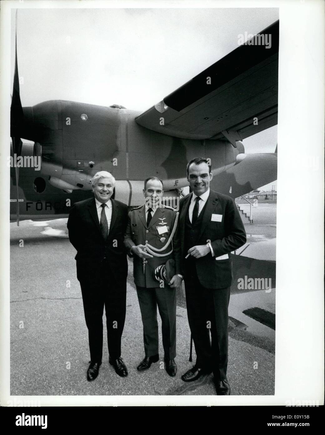 Maggio 05, 1968 - De Havilland Canada le mani sul primo Buffalo alla forza aerea brasiliana: oggi, alla vista giù, Ontario impianto del de Havillan aeromobili di Canad limitata, il sig. W.B. Boggs, Presidente della Società, ha presentato il libro di registro per il primo Bufalo di una forza aerea brasiliana contratto per 12, al Colonnello Paolo V. salpe, Brasiliano a Attache in Canada Foto Stock