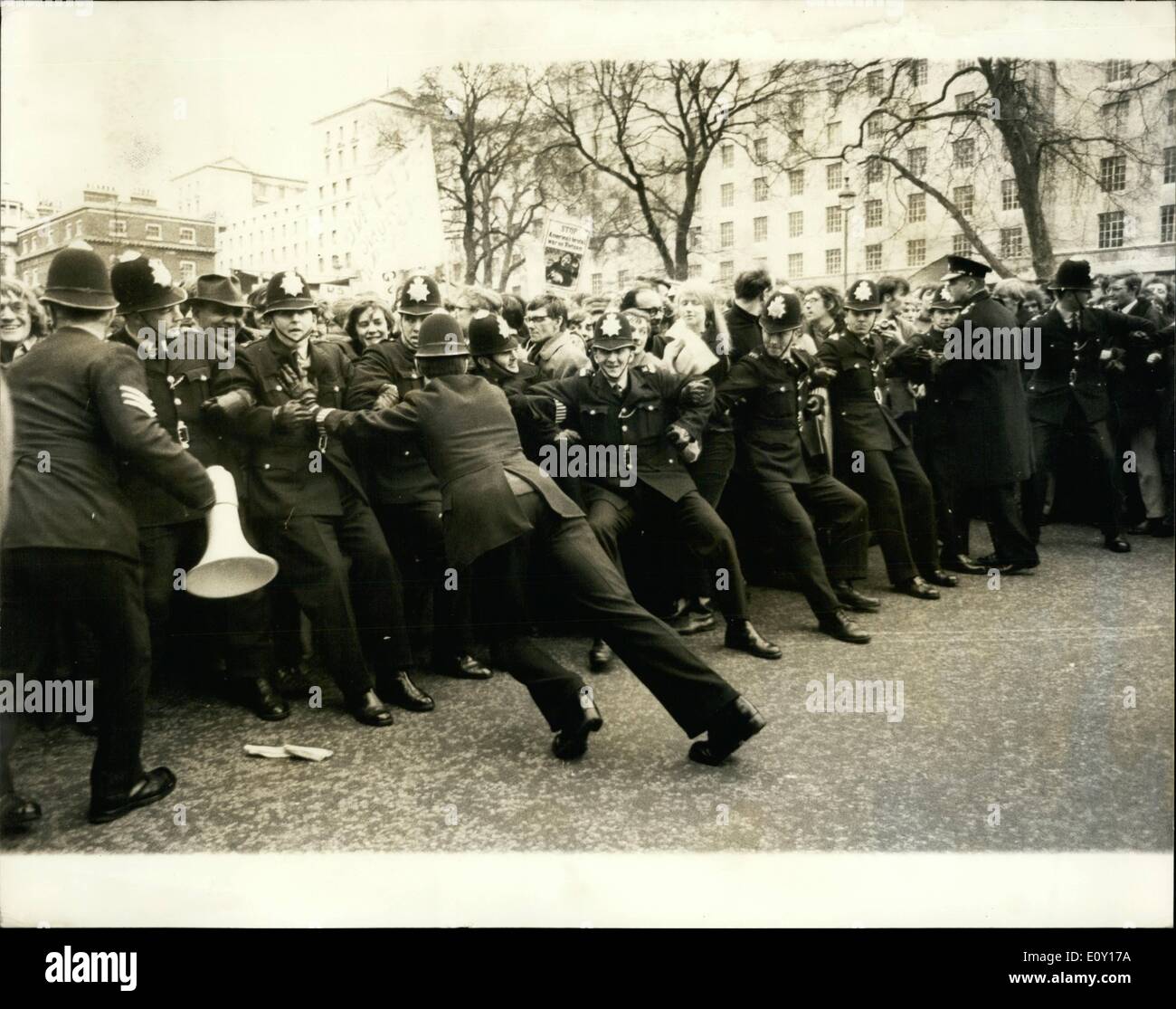 Mar 03, 1968 - I giovani della Campagna per il disarmo nucleare stadio guerra Anti-Vietnam dimostrazione: i giovani della Campagna per il disarmo nucleare oggi in scena una dimostrazione in Trafalgar Square seguita da un marzo giù Whitehall a Downing Street dove le lettere di protesta sono state distribuite in più esigenti di dissociazione britannico dalla guerra del Vietnam. La foto mostra la polizia lotta per tenere indietro la folla di manifestanti che cercavano di entrare a Downing Street. Foto Stock