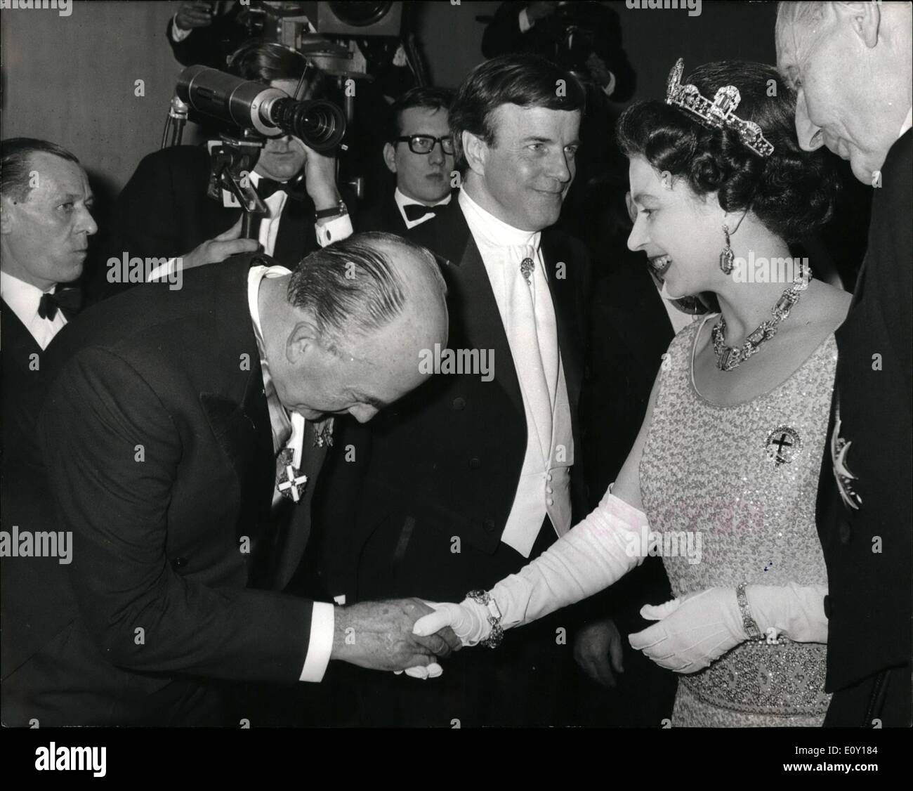 Mar 03, 1968 - Zeffirelli e Monaco presentato alla Regina. La regina incontra il dottor Eitel Monaco, presidente del cinema italiano (sinistra) e Franco Zeffirelli il direttore il cui film Romeo e Giulietta è stato mostrato al Royal film performance, al Odeen Leicester Square, Londra, la notte scorsa. Foto Stock