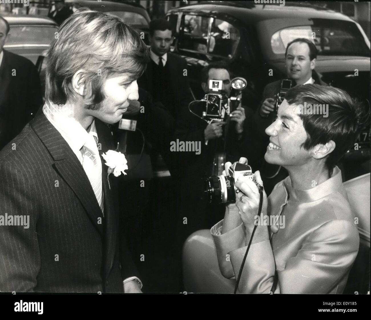 Mar 03, 1968 - Michael York sposi. Uno per l'album.: attore britannico, Michael York, chi è 26 oggi sposato fotografo americano, Patricia McCallum, 26, a Kensington Register Office di questa mattina. La foto mostra la sposa scattare una foto del suo sposo - dopo la cerimonia di oggi. Foto Stock