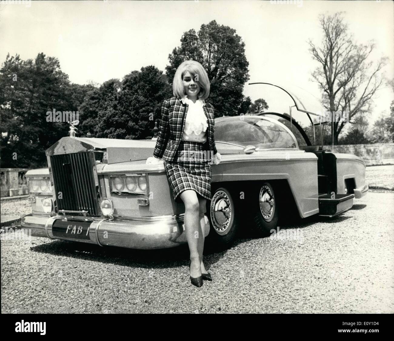 05 maggio 1968 - Il mondo è più grande e più costosa auto favoloso Fab uno: la più grande la più costosa e più avveniristica auto del mondo è stata svelata al ricevimento oggi presso il duca di Bedford's home Woburn Abby, letti. La vettura, Fab, è una dimensione piena, pienamente operativa la versione del limousine rosa utilizzato dal TV Puppet eroina Lady Penelopa in Garry Anderson's serie 'Thunderbird's" e nella sua United Artists film 'Thunderbird sei" Fab uno pesa più di tre tonnellate, è di otto cubiti di larghezza e venti due piedi sei pollici di lunghezza, a contenere il proprio computer e, circuito chiuso T.V. Foto Stock