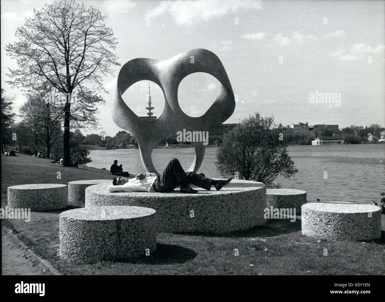 Maggio 06, 1968 - nella foto è il pezzo ''Ritmo nello spazio " da artista Max Bill. È stato acquistato come parte di una campagna dal titolo ''Kunst am Bau.'' le pietre intorno al pezzo sono destinate per stancare wanderers. È possibile vedere il ''Heinrich-Hertz-Turm'' attraverso uno del pezzo di fori. Foto Stock
