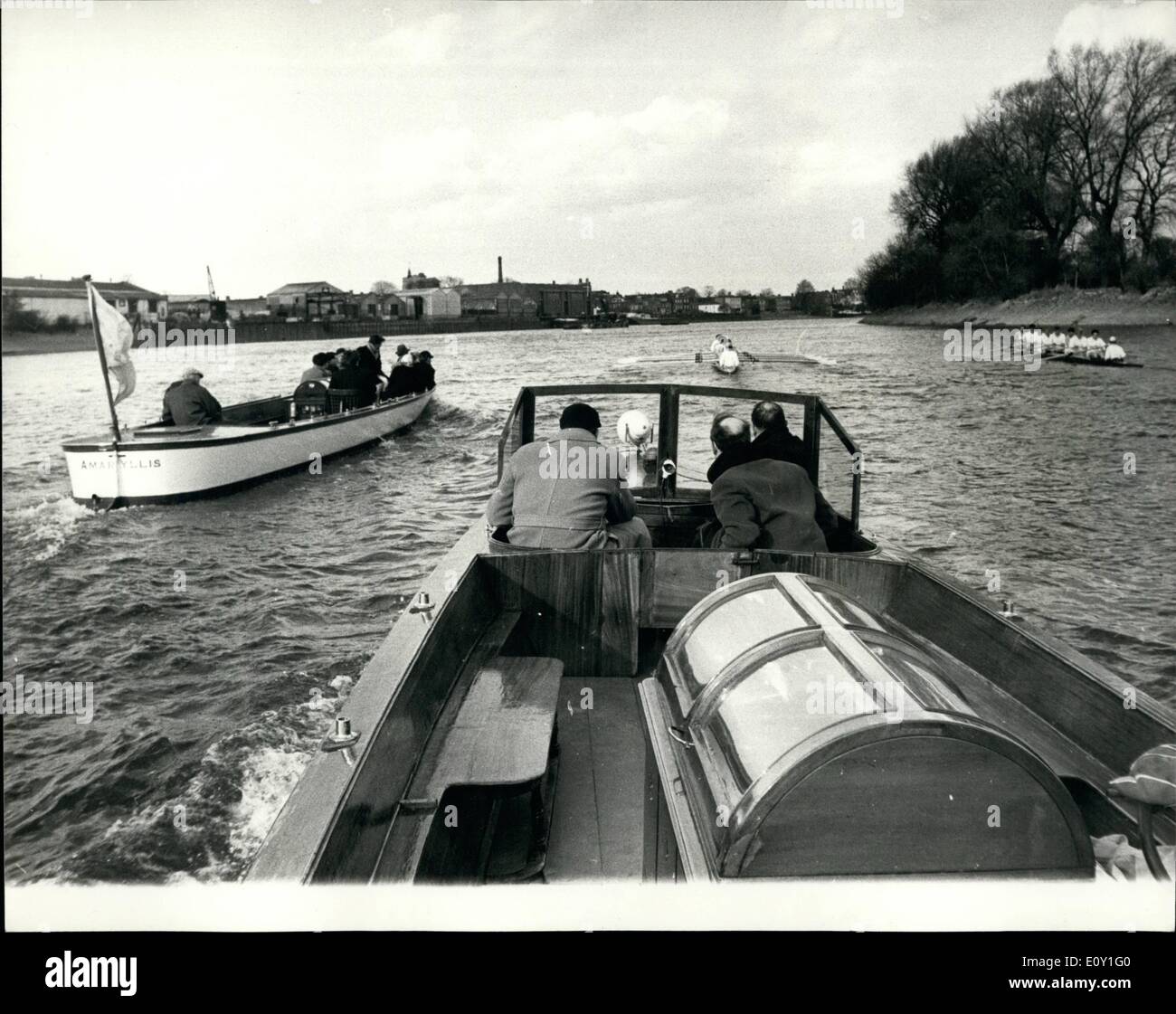 Mar 03, 1968 - Cambridge la formazione dell'equipaggio per la regata. Oxford Coach Orologi la loro escursione il Cambridge equipaggio erano fuori sul Tideway da Putney questo pomeriggio la formazione per Oxford - Cambridge boat race su Marzo 30. Dopo che accompagnano la Oxford equipaggio da lanciare da Putney a Chiswick, Oxford allenatore, Jumbo Edwards, di ritorno dal lancio di Putney, incontrate il Cambridge equipaggio - e 'pied'' su di essi, la foto mostra in primo piano è Jumbo Edwards nel lancio di Oxford. Sulla sinistra è il Cambridge e la loro riserva ''Goldie'' equipaggio. Foto Stock