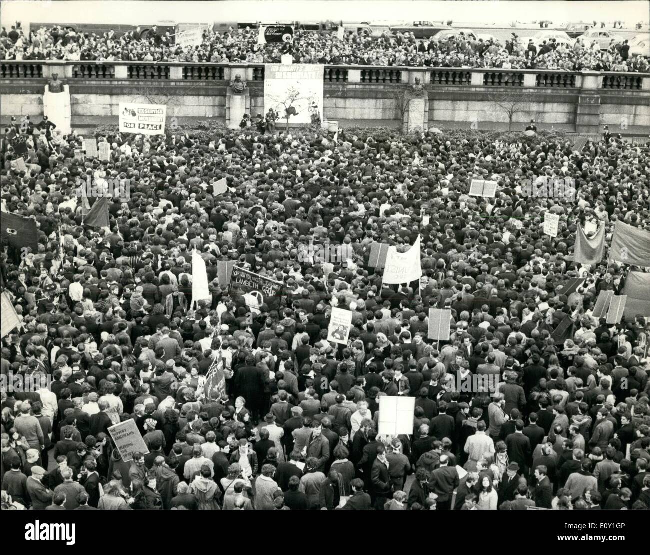 Mar 03, 1968 - I giovani della Campagna per il disarmo nucleare stadio guerra Anti-Vietnam dimostrazione: i giovani della Campagna per il disarmo nucleare oggi in scena un anti-guerra del Vietnam Manifestazione a Trafalgar Square, seguita da marzo a Downing Street, dove le petizioni sono state gestite in su No. 10. La foto mostra una parte di una grande folla di manifestanti che si sono riuniti a Trafalgar Square per la C.N.D. rally di oggi. Foto Stock