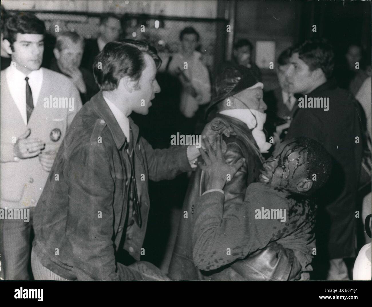 24 maggio 1968 - studenti feriti a violenti riot nel quartiere latino Foto Stock