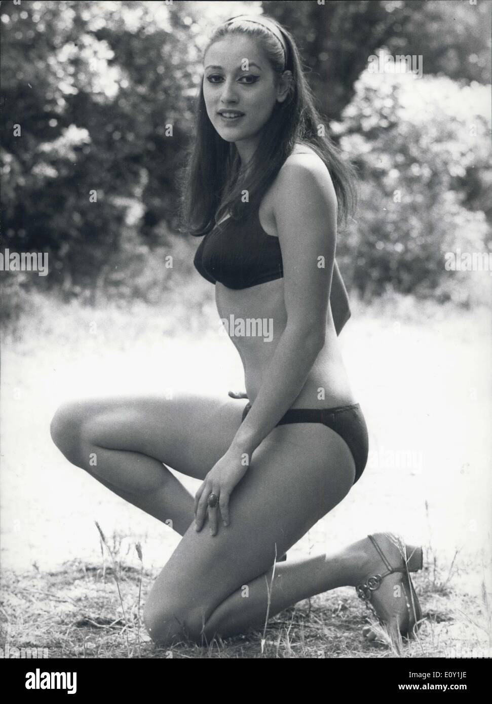 26 maggio 1968 - Bella 18-anno-vecchio Donatella Fossi, divenne attrice casualmente. Lei era un abile nuotatore e un bel manichino. Un direttore ha osservato lei durante un campionato e gli ha offerto un ruolo nel film. Fortunatamente il film è stato il conteggio di un racconto nel case di moda e la bruna Donatella, con la sua esperienza, ha svolto un buon ruolo. Fino ad ora ha lavorato in quattro importanti film. Lei (Italiano) misure sono 95-62-92. La foto mostra il bellissimo Donatella Fossi rilassarsi vicino Roma. Foto Stock