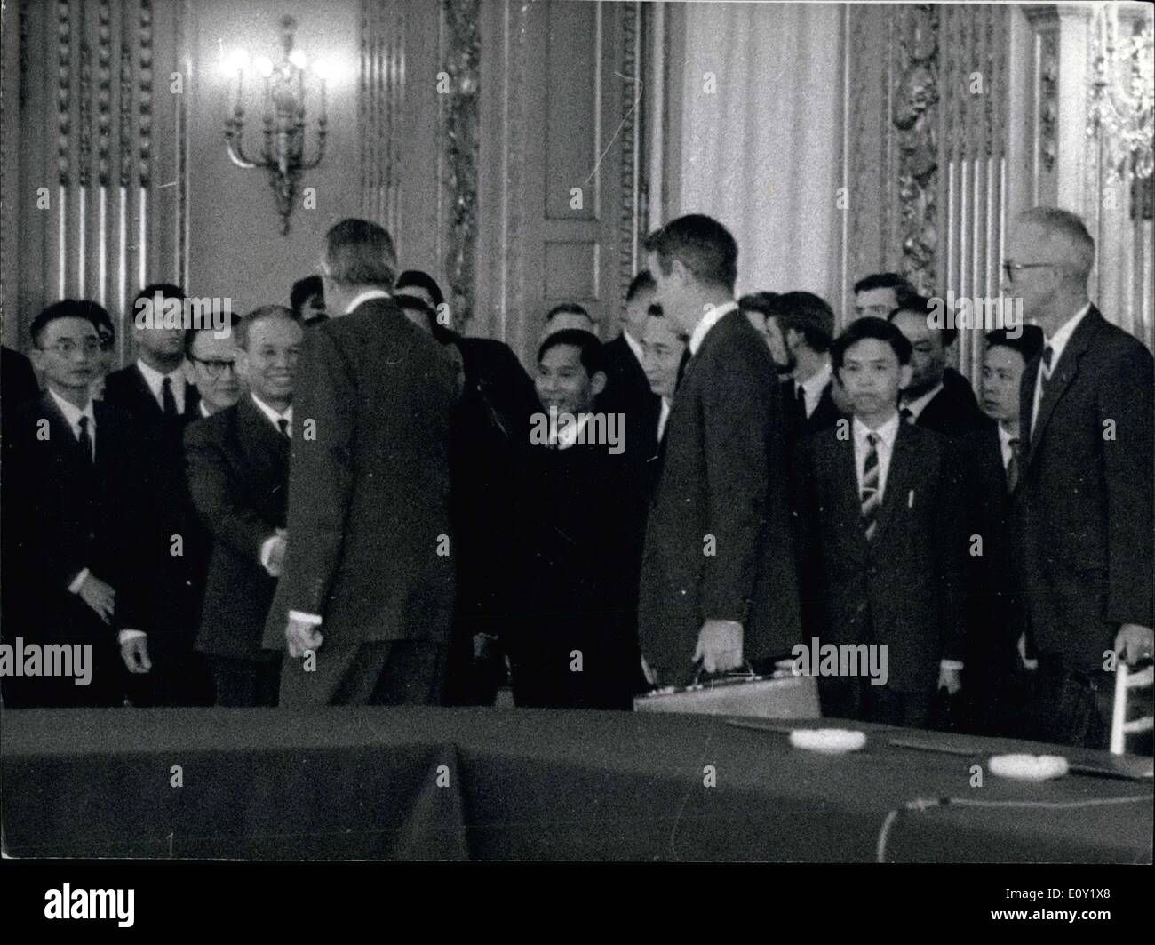 13 maggio 1968 - Il primo incontro fecondo di americani e nord Vietnamiti delegazioni ha avuto luogo questa mattina intorno alle 10:30 Foto Stock