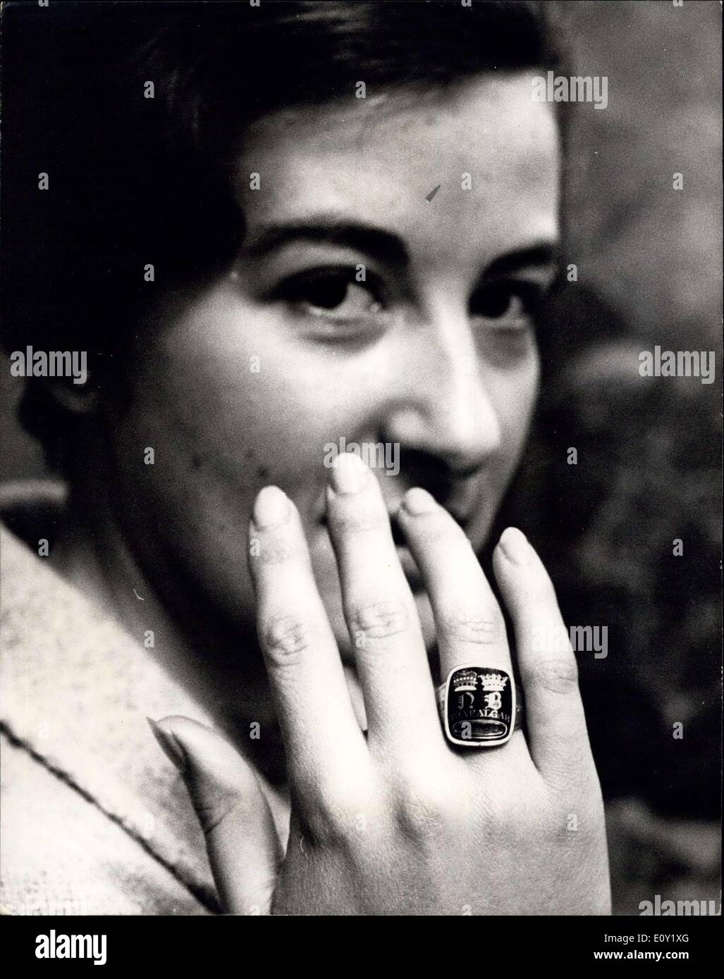 14 maggio 1968 - Serratura di Nelson i capelli venduti da Sotheby's: uno sguardo di Nelson i capelli contenute in un anello di lutto, è stato venduto da Sotheby's oggi. L'anello è inscritto ''a Lieut.Rotely RM della HMS Victory,110 cannoni, dai suoi amici di Swansea, come un tributo di stima per il suo coraggio a Trafalgar''. Lt, Rotely fuori il blocco da Nelson della testa e in una delle lettere venduta con l'anello egli descrive l'incidente:''la mattina dopo la sua morte che voglio qui sotto per visualizzare il corpo e di procurare una ciocca di capelli come un ricordo, ma Capt Foto Stock