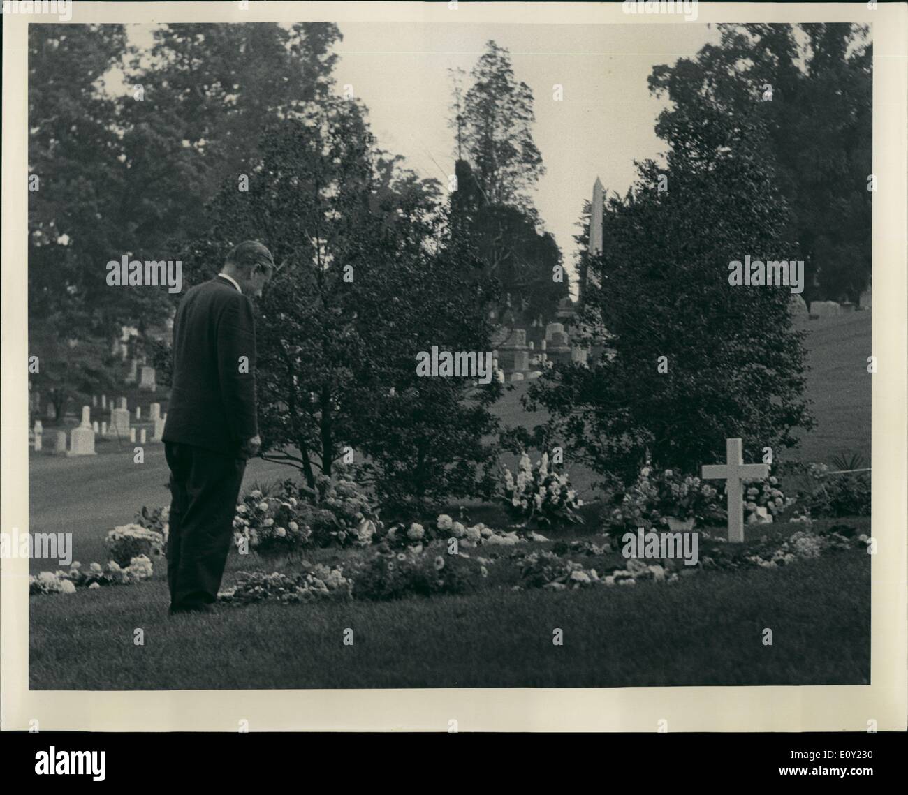 Giugno 06, 1968 - Governatore Nelson A. Rockefeller di New York presso la tomba di Robert F Kennedy, il Cimitero Nazionale di Arlington. Foto Stock