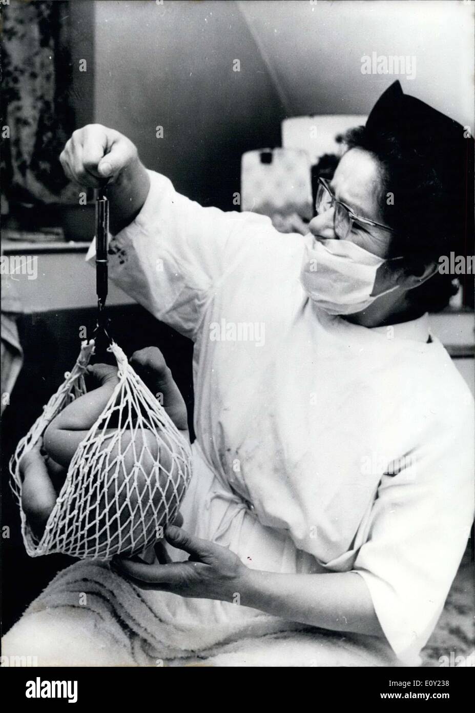 Giugno 06, 1968 - Little Andrew qui non è felice circa il tipo di trattamento che riceve. Il bambino, da Denham in Bucks/Grossbr., sta diventando ogni giorno il suo peso misurato. Questa foto, scattata da Padre Albert Howe, ha vinto il primo premio al concorso di Agfa-Gevaert intitolato "Sogno 3° Concorso di assegnazione 1967" Foto Stock