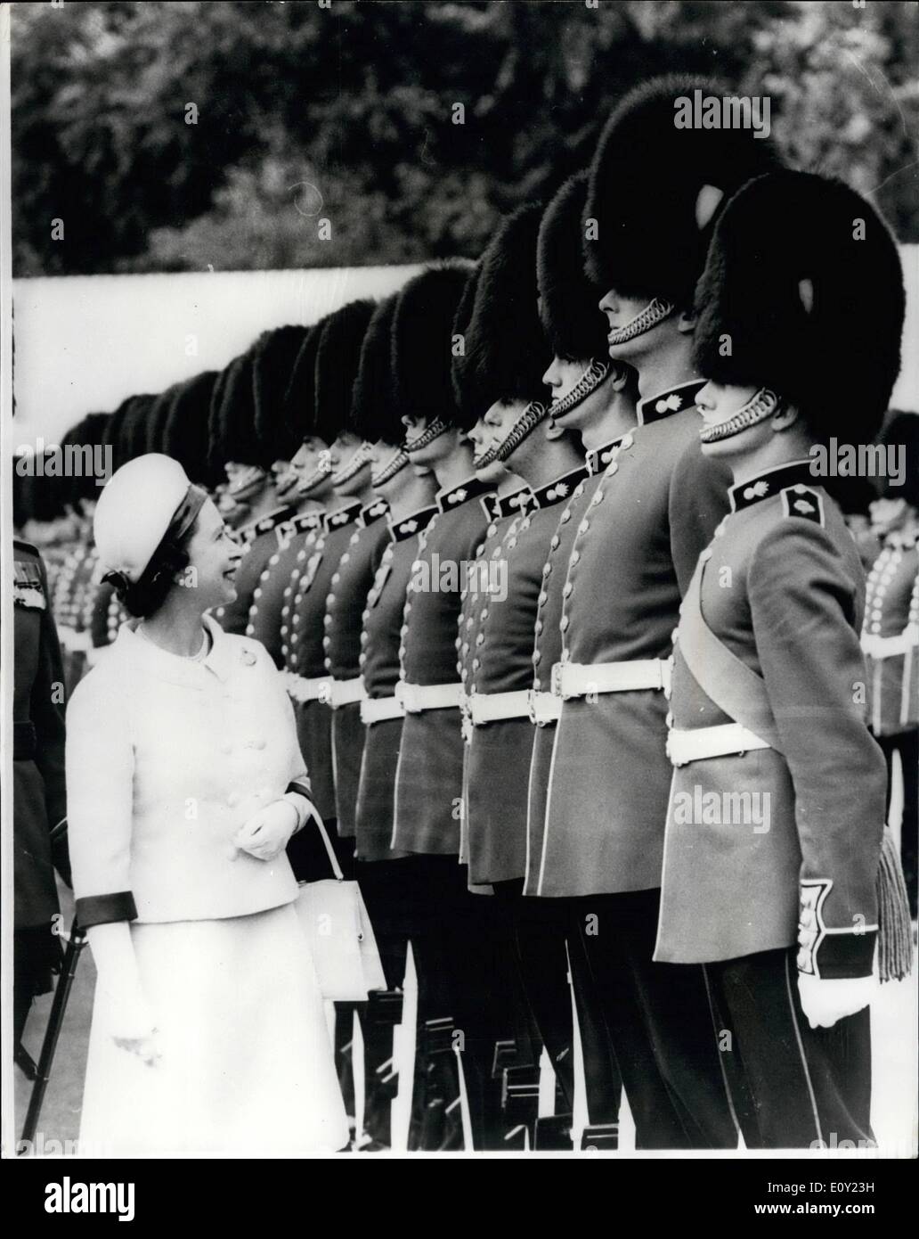 Giugno 06, 1968 - H.M. La regina, il colonnello in capo delle guardie granatieri, ispeziona la Regina è un'azienda di granatieri nel giardino del Buckingham Palace. Mostra fotografica di:- H.M. La regina si ferma a parlare con un guardsman durante la sua ispezione dell'azienda. Foto Stock