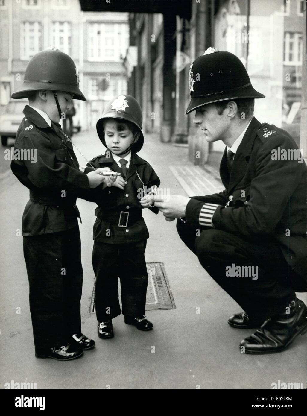 Giugno 06, 1968 - Prove generali per l annuale Blue Bird Dancing matinée all'Adelphi Theatre: oltre 150 bambini da 2 a 12 anni, tutti gli alunni di Miss Violetta Ballantine, prendono parte all'annuale Blue Bird Dancing matinée presso il Royal Adelphi Theatre, Strand, venerdì 5 luglio. Tutto il ricavato verrà dato alla lega del peccato di fondi. Oggi alcuni dei bambini sono arrivati a teatro per un completo Prove abito. La foto mostra il P.C. 49 e suo fratello relazione per prove. Christopher, 4 (sinistra) e fratello, James Fagah, di Winchester St Foto Stock