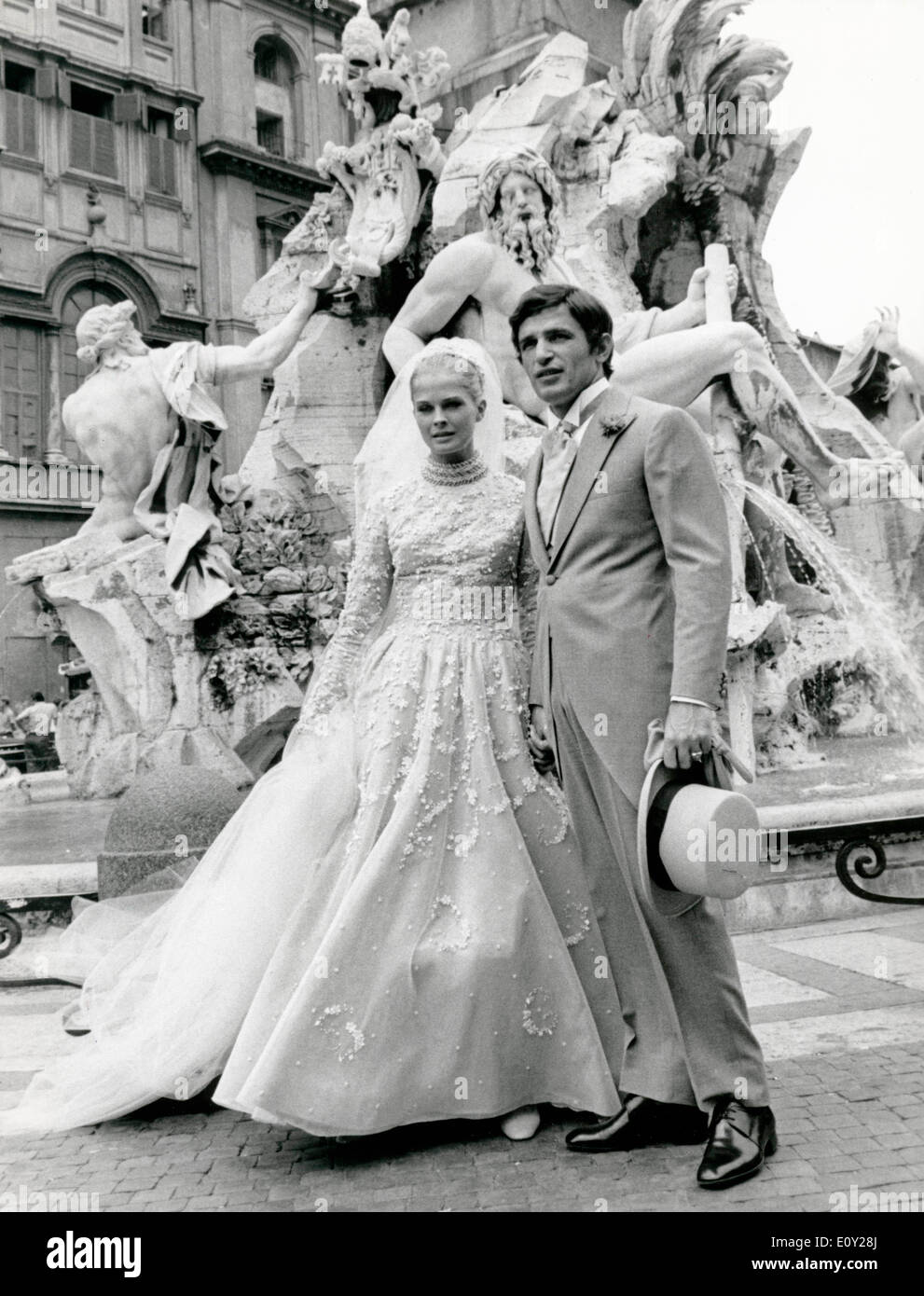 Cappello a cilindro con abito bianco da sposa celebrità immagini e  fotografie stock ad alta risoluzione - Alamy