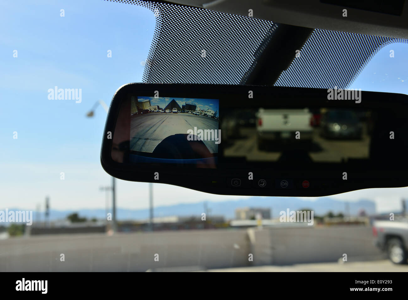 Una vista posteriore della telecamera di parcheggio in una GMC Yukon. Foto Stock