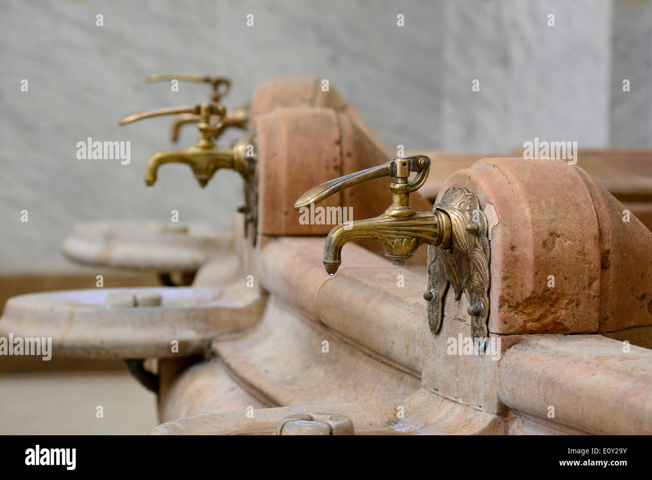 La molla rubinetti di acqua nella sorgente des Celestins, Vichy, Allier, Francia Foto Stock
