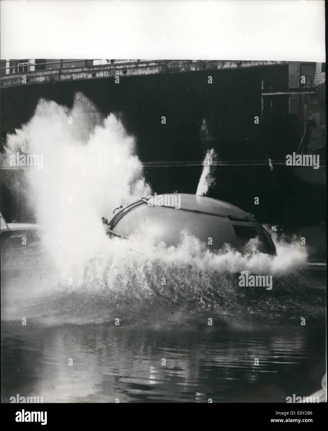 Giugno 06, 1968 - La Brucker capsula di sopravvivenza di un importante progresso in materia di sicurezza in mare: la sopravvivenza Brucker Capsule è un nuovo punto di partenza per la tutela della vita umana in mare, concepito per adempiere la sua missione dal momento del disastro fino al salvataggio dei suoi occupanti. Il 14 piedi di diametro, lenticolare a forma di capsula è fabbricata da un fuoco retardent, in fibra di vetro impregnata con un radar di materiale riflettente, e dispone di un centro di acciaio colonna per una maggiore robustezza Foto Stock