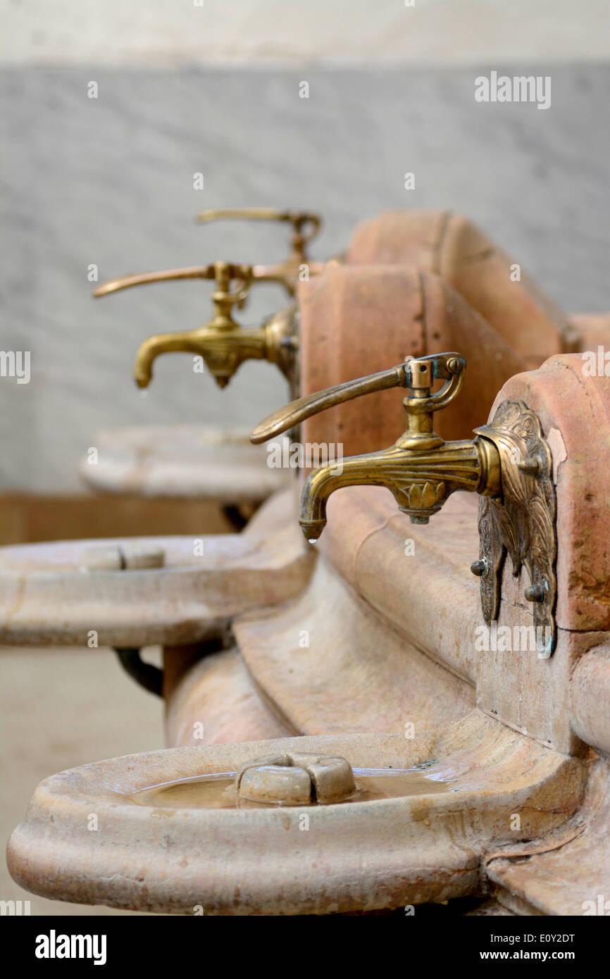 La molla rubinetti di acqua nella sorgente des Celestins, Vichy, Allier, Avergna Francia Foto Stock