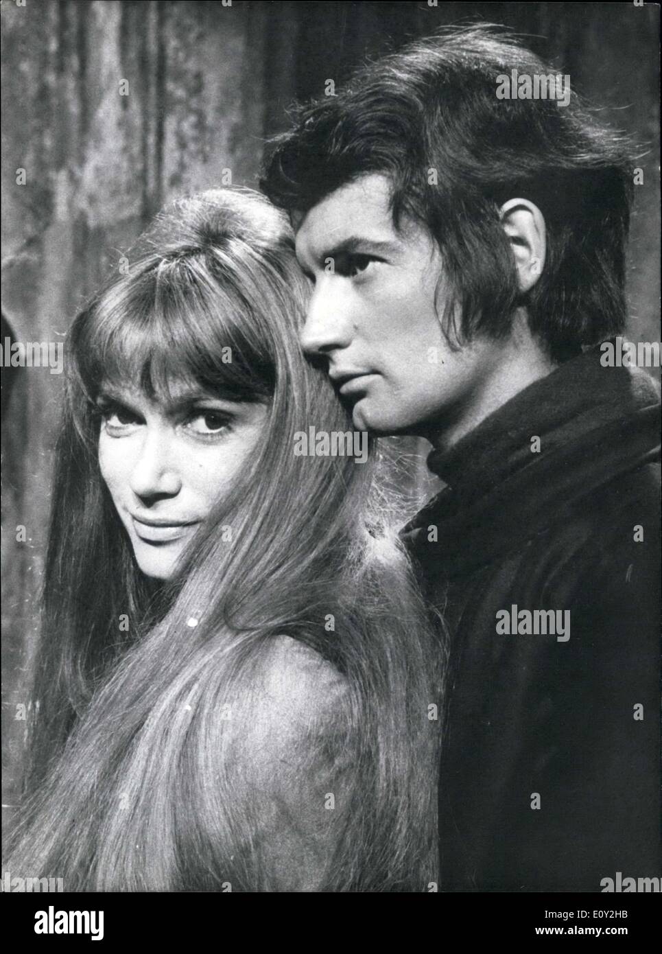 Sett. 06, 1968 - la bellissima attrice Olga Georges-Picot gioca Catherine nel film ''Catherine, Il Suffit d'onu Amour,'' con Roger van Hool come il suo interesse di amore. Foto Stock