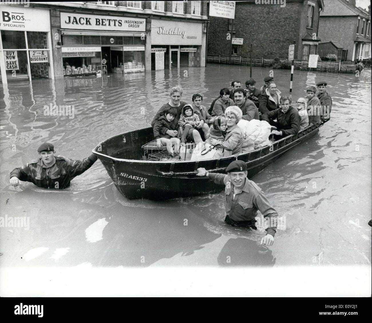 Sett. 09, 1968 - i paracadutisti vela su Flood rescue Pat ol Foto mostra le vittime delle inondazioni in un esercito Assault craft trainato per la sicurezza da paracadutisti lungo Walton Road, East Molesey, Surrey, ieri. Foto Stock