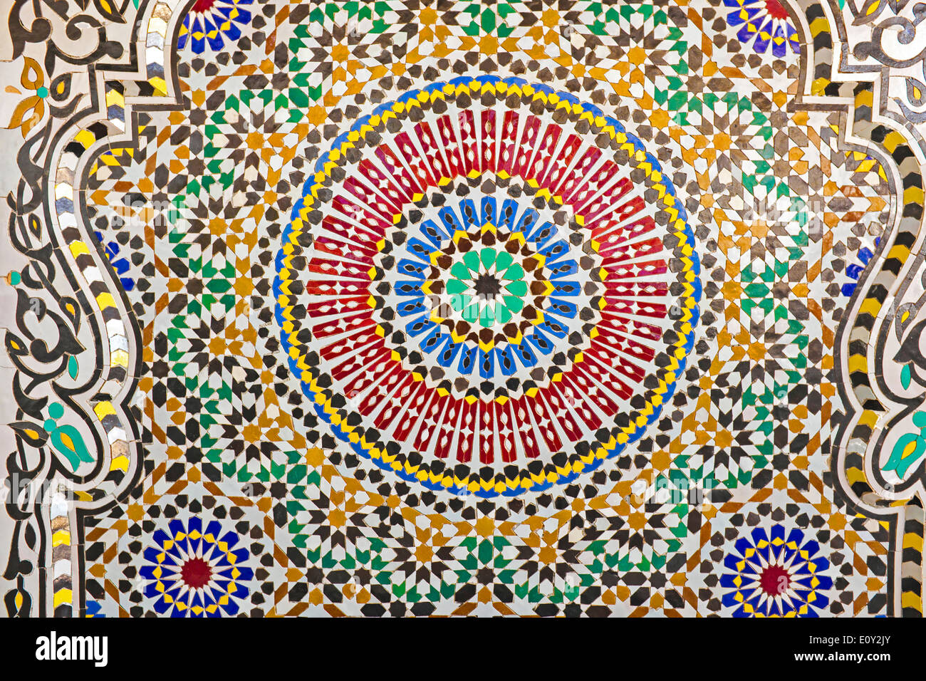 Mosaico luminoso dettagli architettonici da Maroc Foto Stock