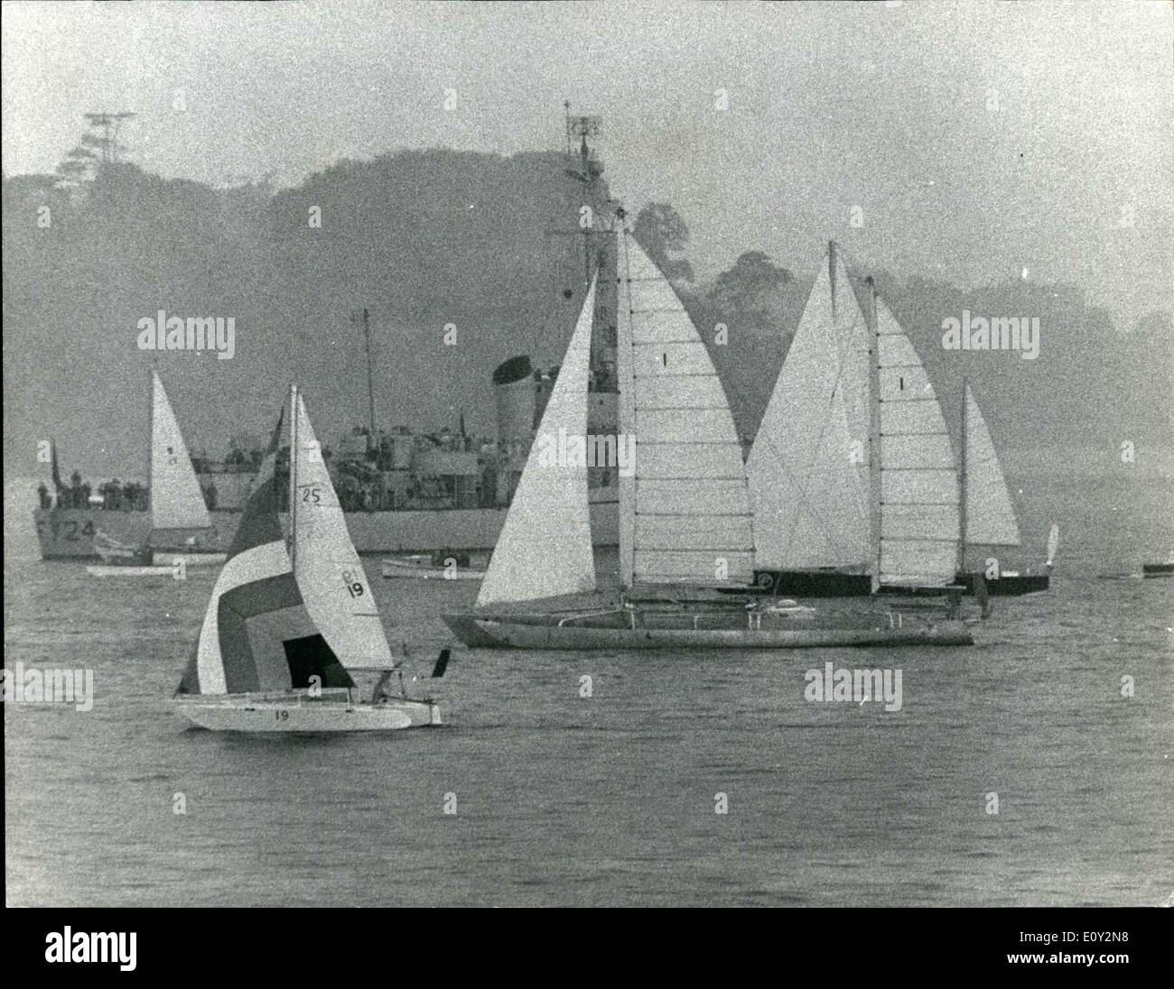 Giugno 06, 1968 - inizio con una singola mano Transalatinc Yacht Race da Plymouth: 35 Yachts esposte da Plymouth ieri Foto Stock