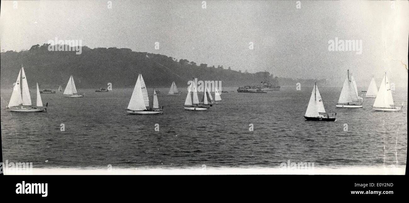 Giugno 06, 1968 - Inizio del transatlantico Single-Handed Yacht Race da Plymouth: 35 Yachts esposte da Plymouth ieri su 3.000-miglio, con una sola mano gara attraverso l'atlantico a Newport, Rhode Island. La gara è iniziata in quasi piatto le vongole e pioggia battente. La foto mostra: una vista generale di alcuni degli yacht a vela essi fuori da Plymouth seon dopo la partenza della gara. Foto Stock