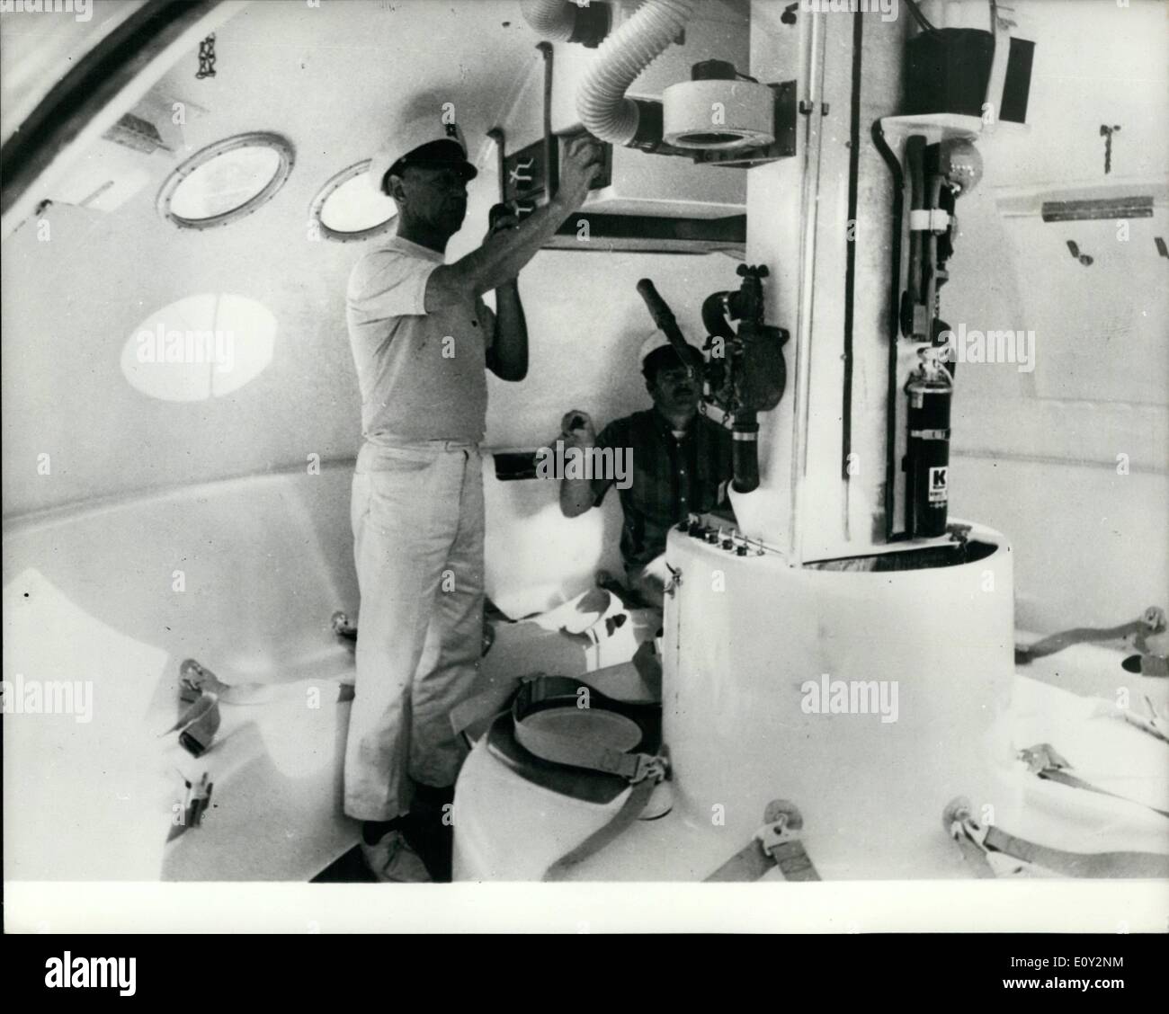 Giugno 06, 1968 - La sopravvivenza Brucker Capsule - un notevole progresso in materia di sicurezza in mare. La Brucker capsula di sopravvivenza è un nuovo punto di partenza per la salvaguardia della vita in mare., concepito per adempiere la sua missione dal momento del disastro fino al salvataggio dei suoi occupanti. Il 14-piedi di diametro, di forma lenticolare a forma di capsula è fabbricata di un ignifugo, in fibra di vetro impregnata con un radar di materiale riflettente, e dispone di un centro di acciaio colonna per una maggiore resistenza Foto Stock