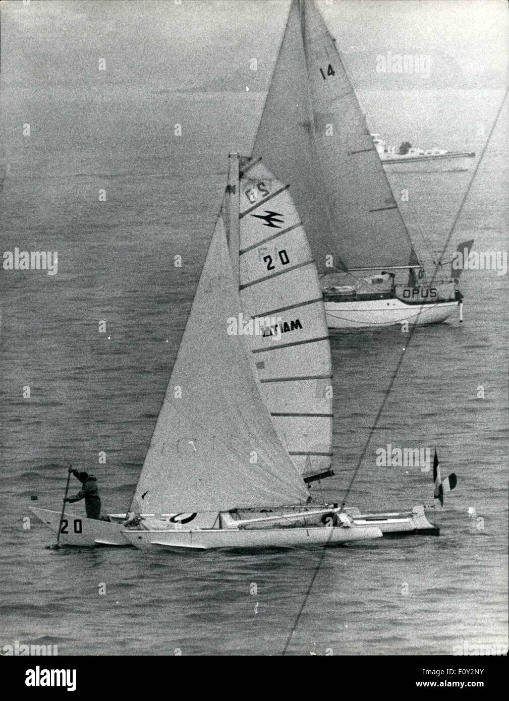 Giugno 06, 1968 - l'inizio della sola mano Yacht transatlantico gara da Plymouth. 35 Yachts esposte da Plymouth ieri su 3.000-miglio da sola gara attraverso l'atlantico a Newport, Rhode Island. La gara è iniziata quasi in calma piatta e pioggia battente. La foto mostra Commdt. B. Waquet ( Francia ) cerca di ottenere il suo Sloop ( Tri ) ''Tamoure'' lo spostamento mediante un 'sweep' subito dopo lo start. In fondo è il sloop ''Opus'', ( U.K.) con equipaggio bank manager B.T.A. Cooke. Foto Stock