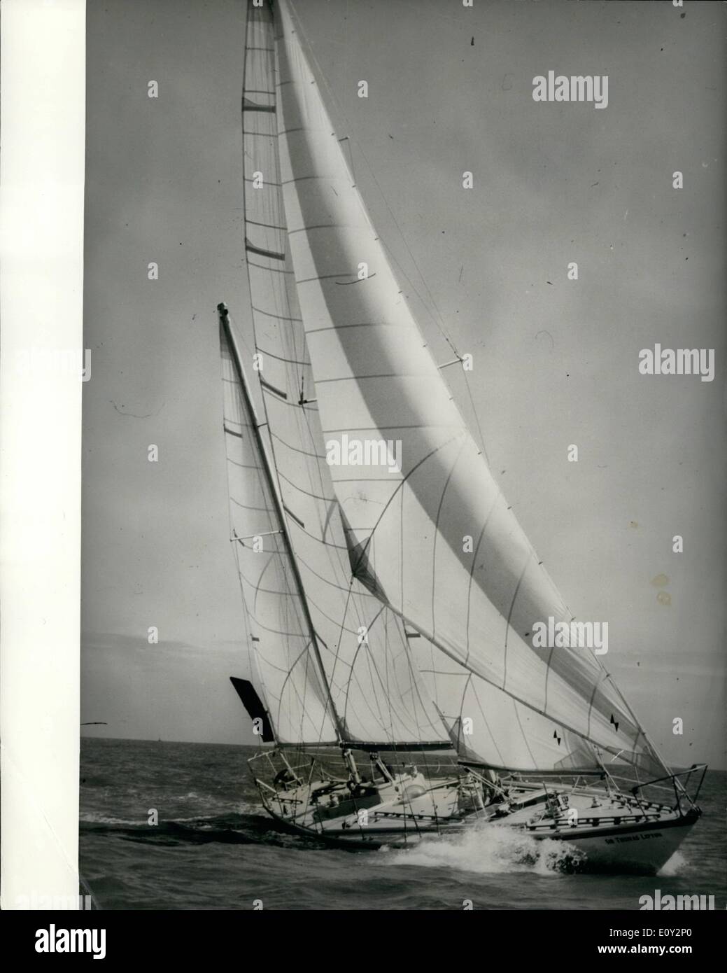 Giugno 06, 1968 - Il britannico vince la sola mano yacht transatlantico gara: British yachtsman, Geoffrey Williams è stato dichiarato vincitore della sola mano yacht transatlantico gara dopo dodici ore di indecisione. Williams, 25 anni Cornish insegnante della scuola, è stato il primo ocean racer per attraversare la linea di finitura. Ha navigato verso il suo ketch ''Sir Thomas Lipton'' in Newport, Rhode Island, in un tempo record di 25 giorni, 20 ore e 30 minuti, ma un extra di 12 ore è stato aggiunto a suo tempo da funzionari di gara per aver omesso di riferire correttamente all'inizio Foto Stock