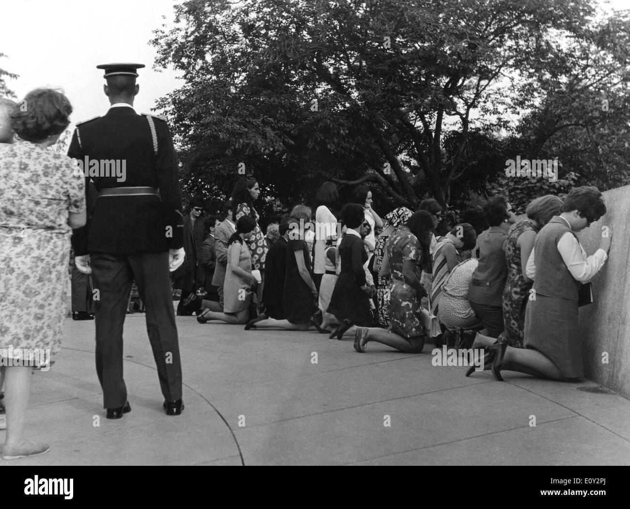 Jun 07, 1968; New York, NY, STATI UNITI D'AMERICA; oltre 60.000 visitatori e curiosi hanno visitato il Robert F. Kennedy grave nelle prime 24 ore Foto Stock